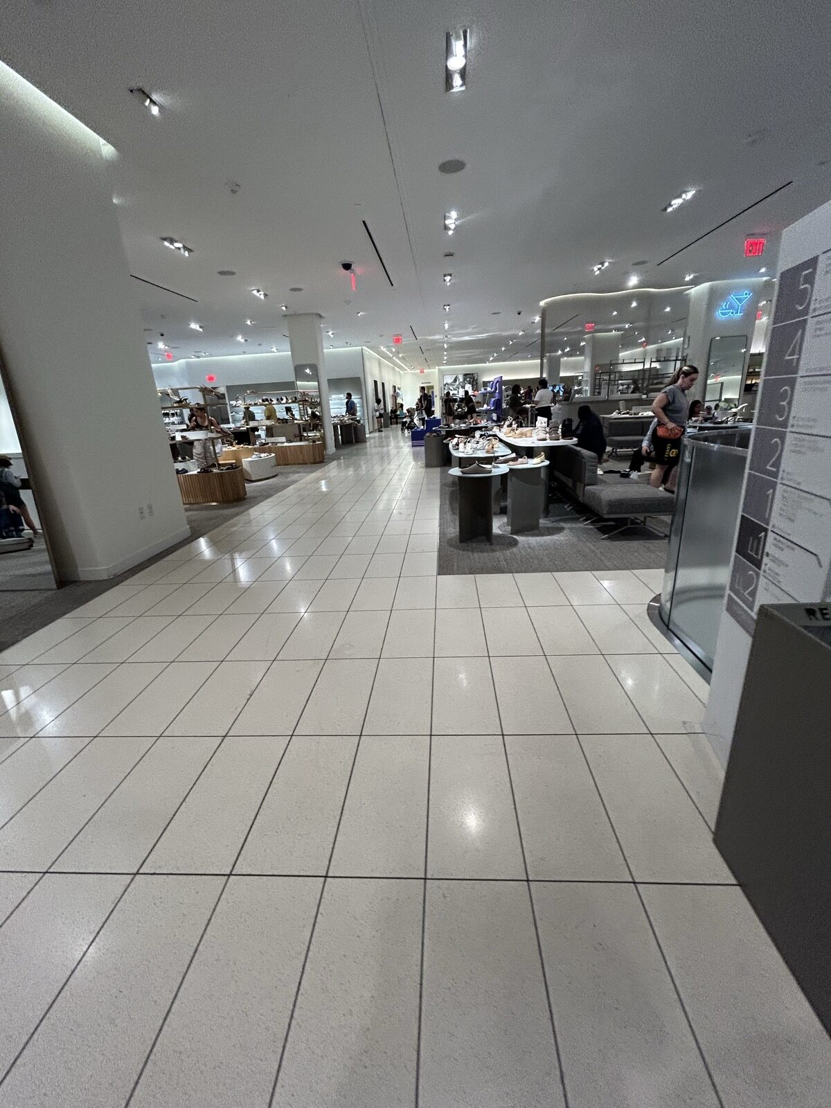 Nordstrom NYC Flagshipの下階に広がる売り場