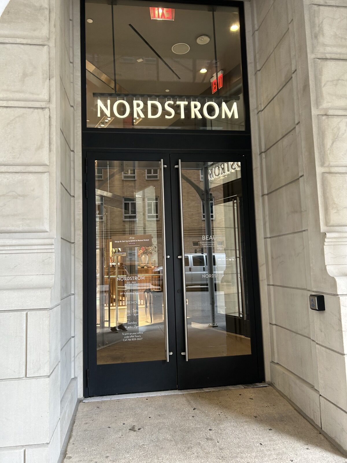 Nordstrom Men's Store NYCの入口
