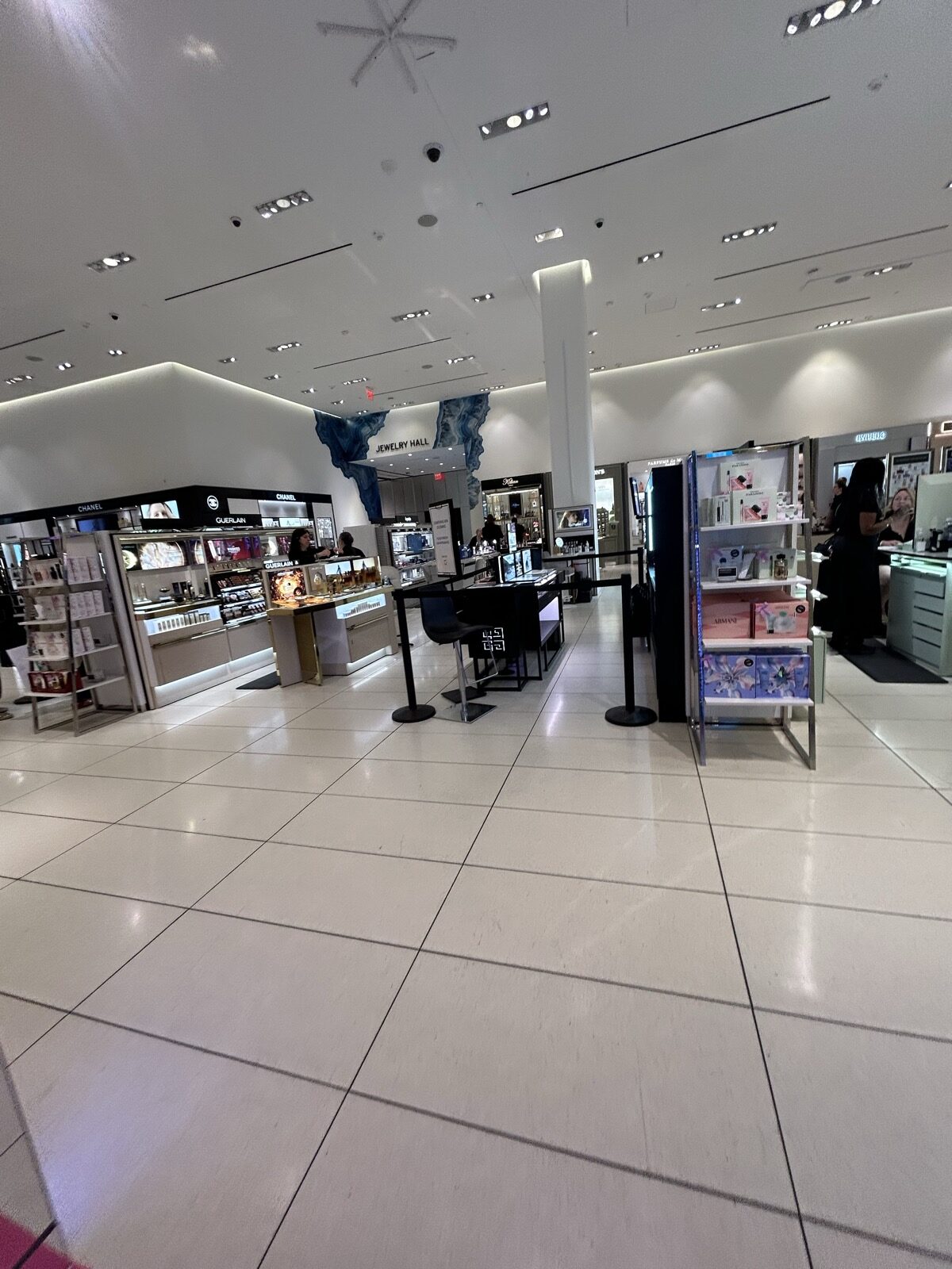Nordstrom NYC Flagshipのビューティー売り場入口付近