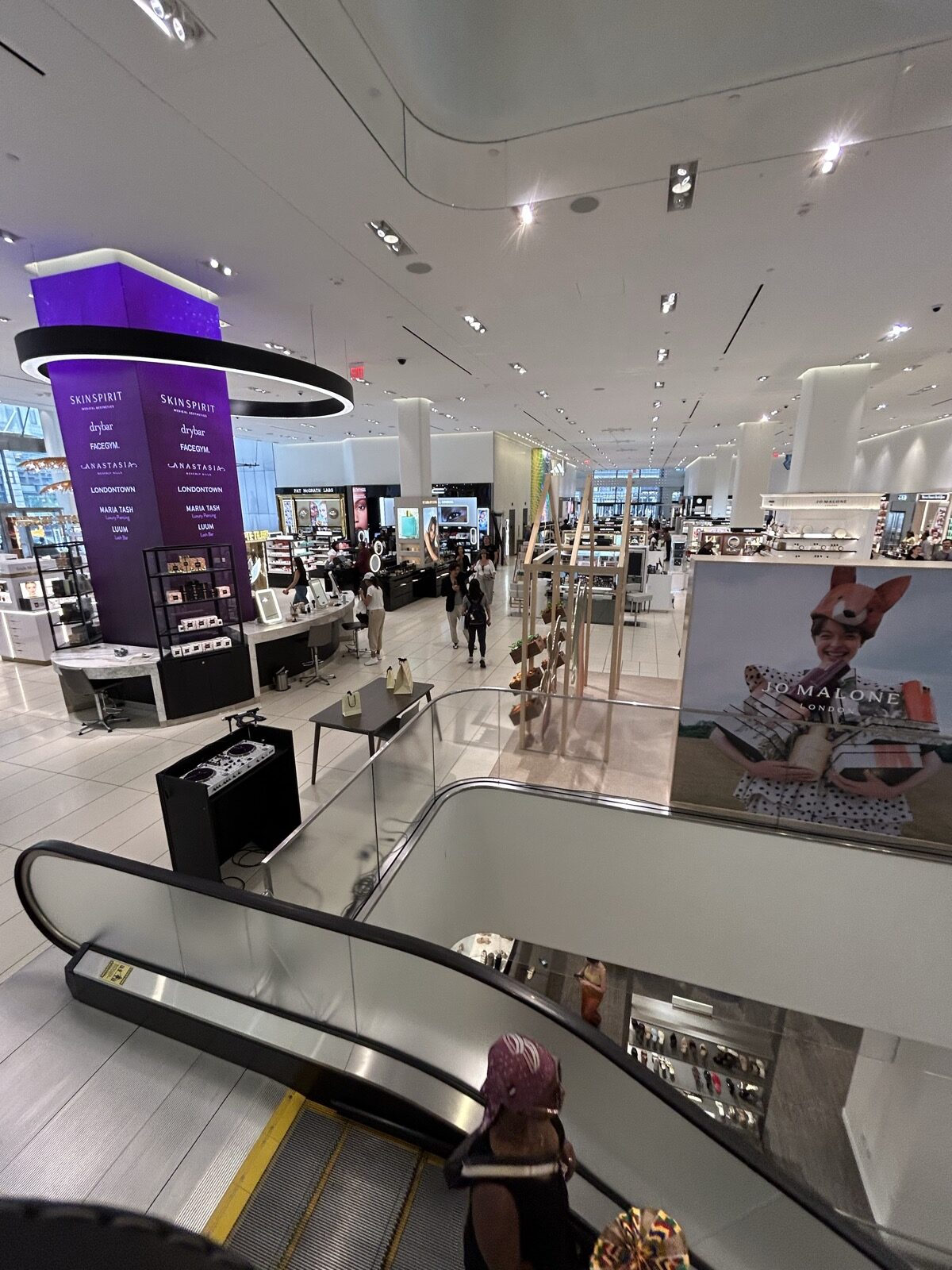 Nordstrom NYC Flagshipのエスカレーターから見た店内