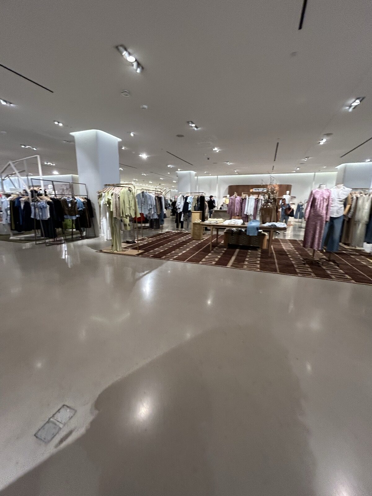 Nordstrom NYC Flagshipの広い女性服フロア