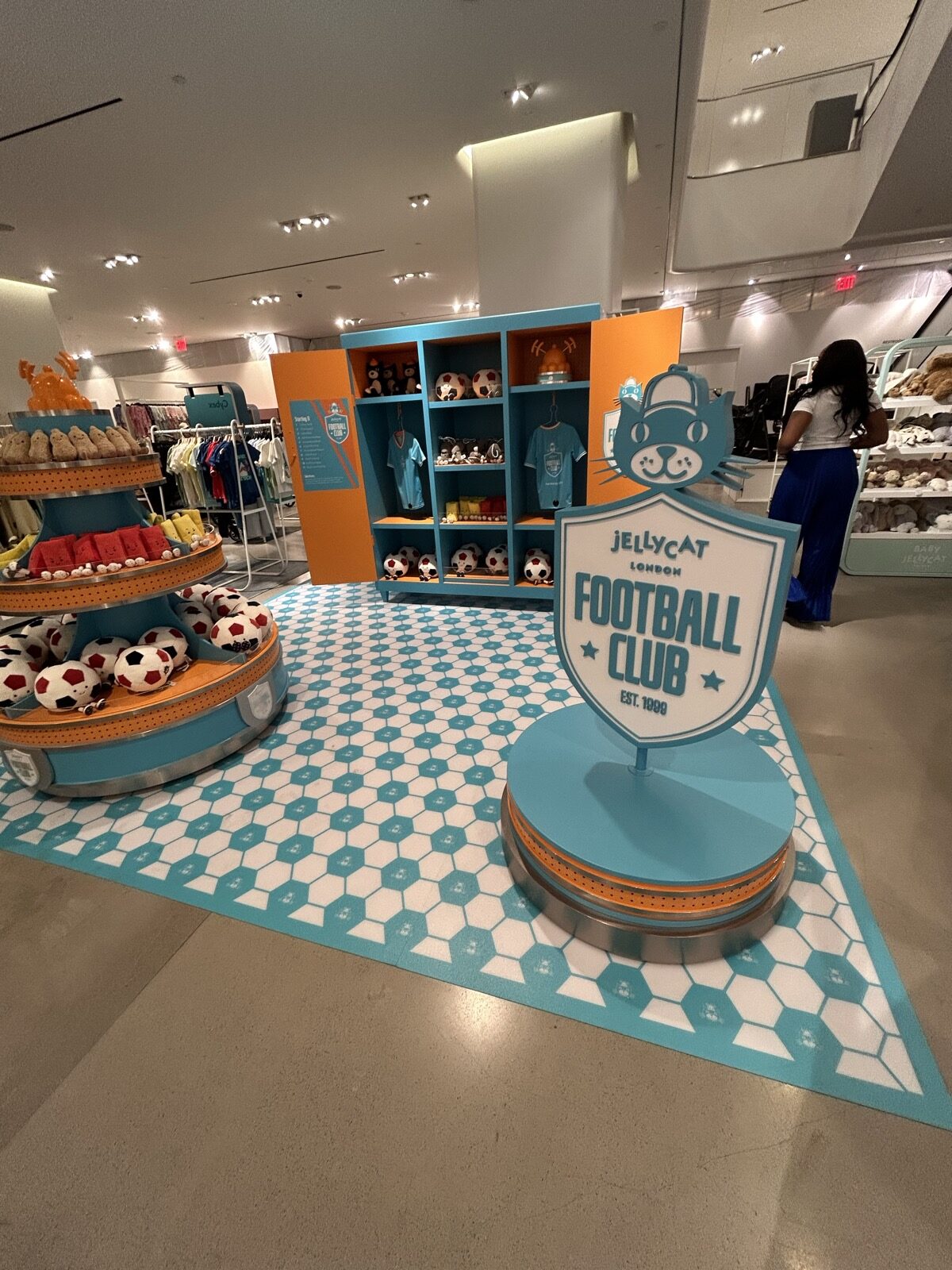 Nordstrom NYC Flagshipの子供用品売り場にあるJellycat Football Clubの展示