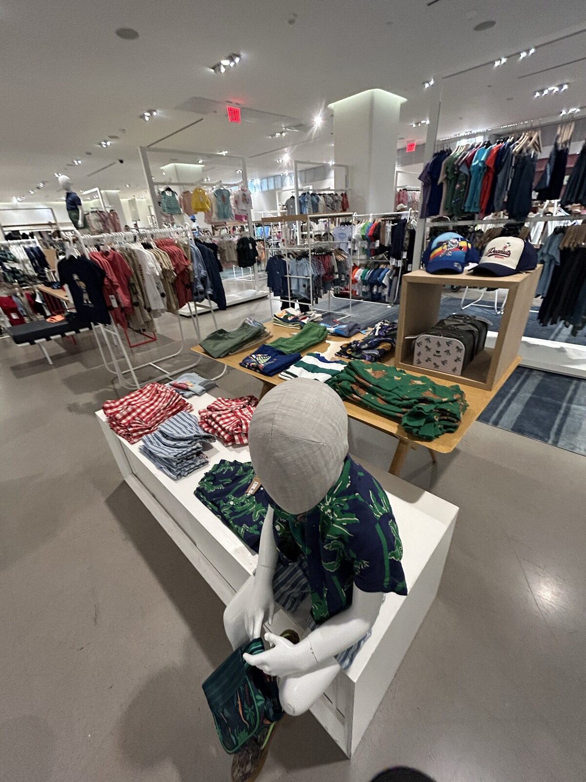 Nordstrom NYC Flagshipの子供服と小物が並ぶテーブル