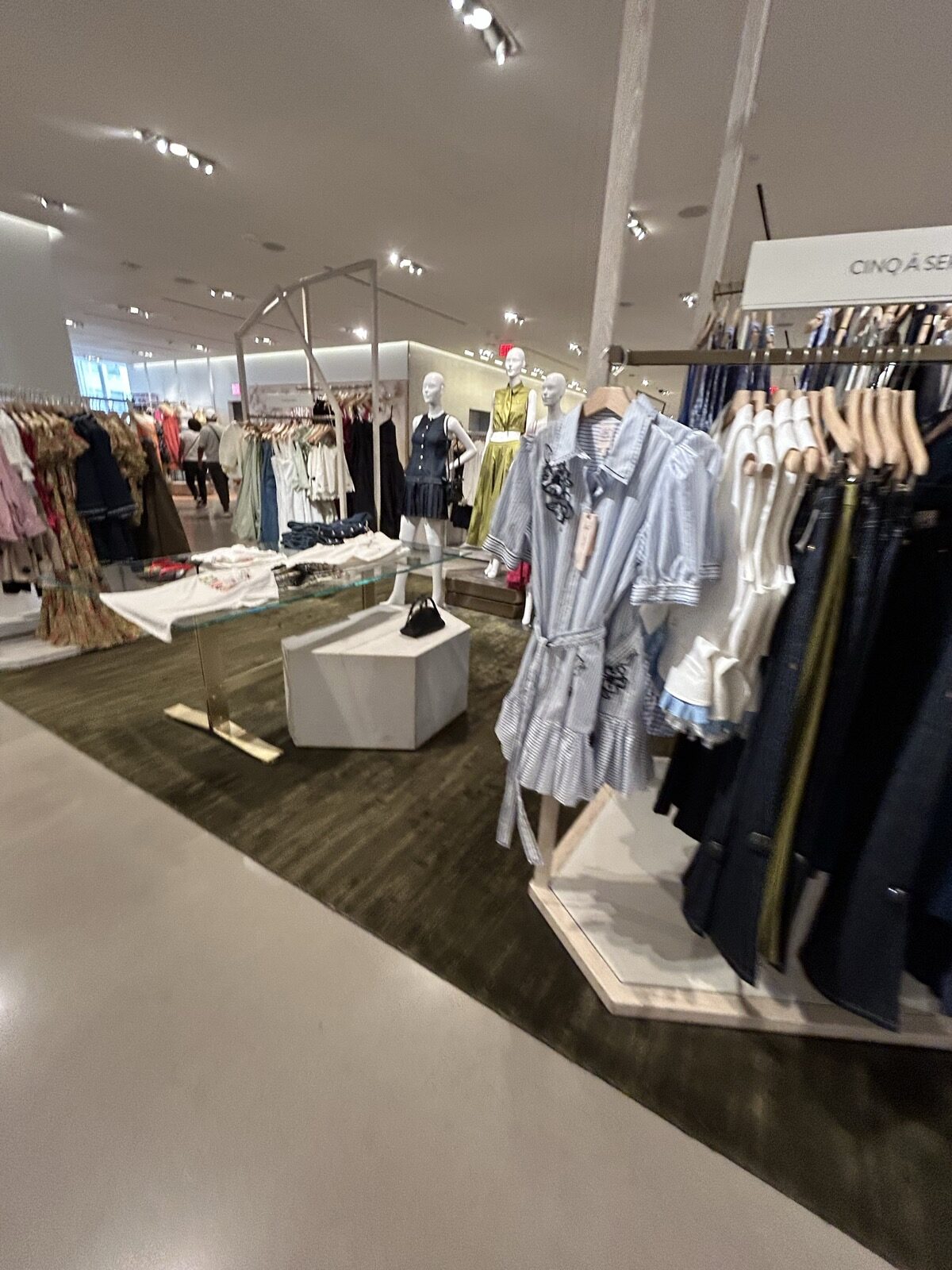 Nordstrom NYC Flagshipの女性服ラックとマネキン展示