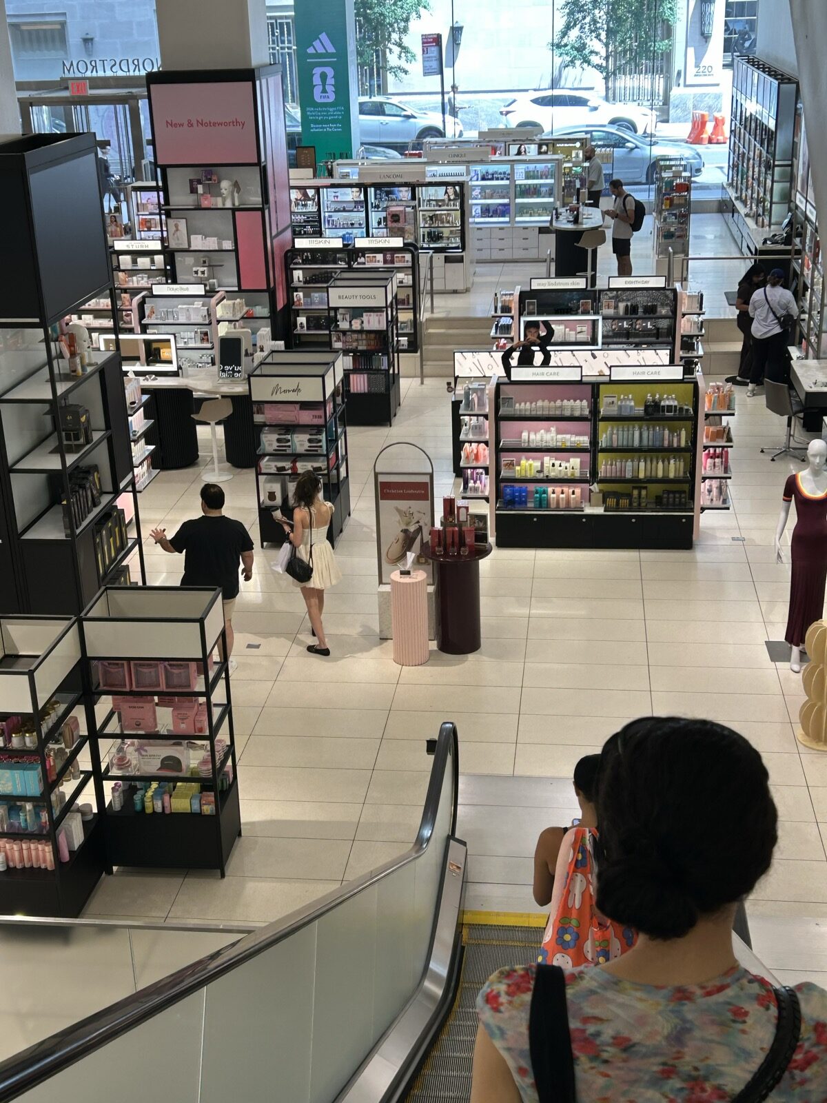 Nordstrom NYC Flagshipのビューティー売り場をエスカレーター上から見た様子
