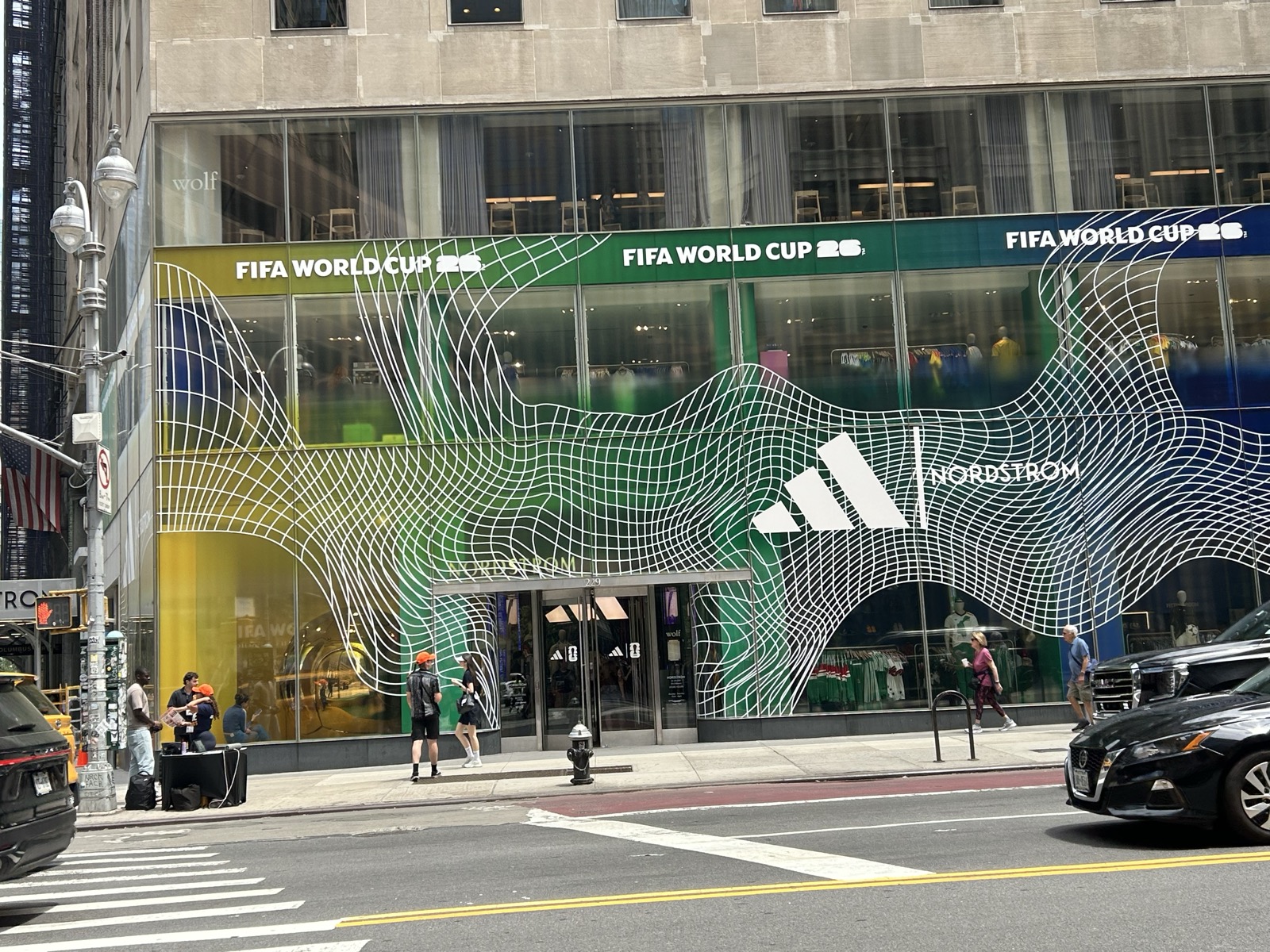 Nordstrom NYC Flagship外観にあるAdidasとFIFA World Cup 2026のラッピング