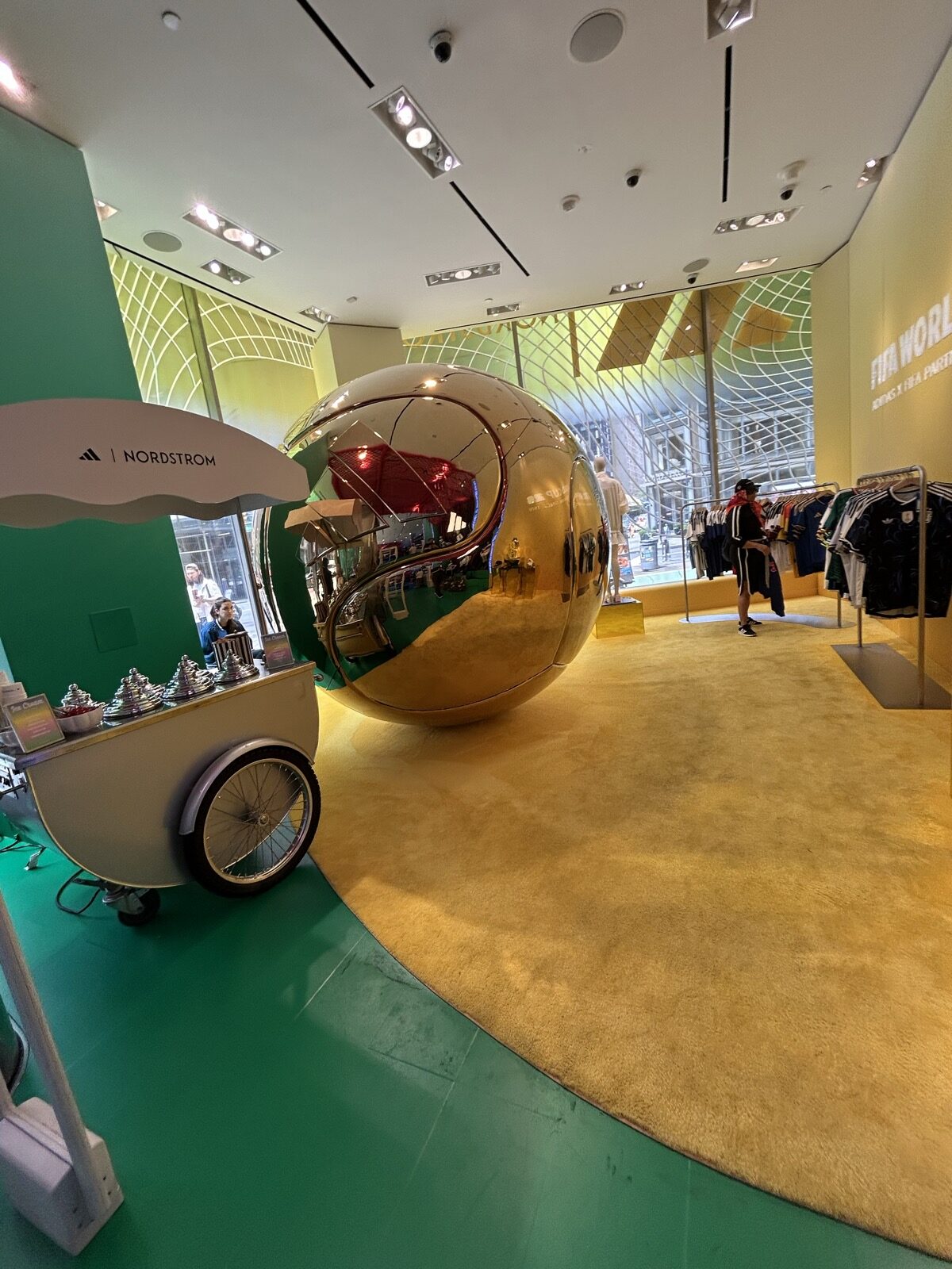 Nordstrom NYC FlagshipのThe CornerにあるAdidas World Cupポップアップ店内