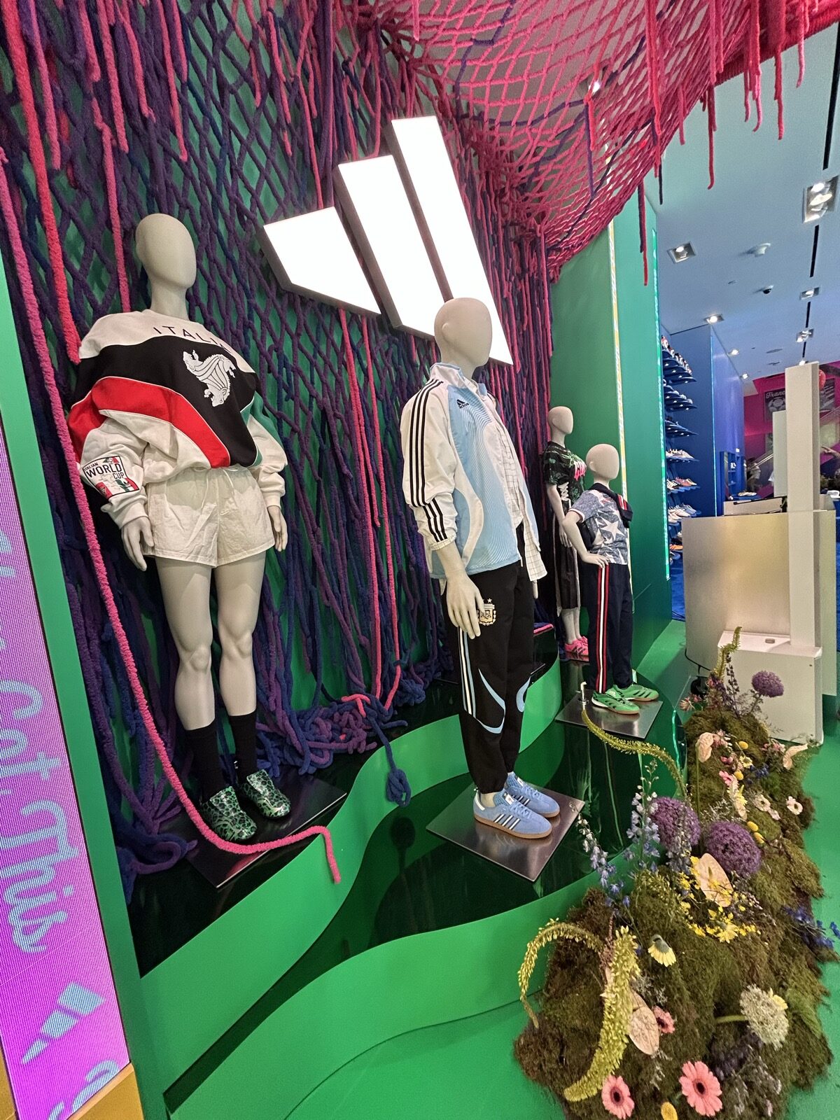 The CornerのWorld Cupポップアップに並ぶサッカーユニフォームとマネキン