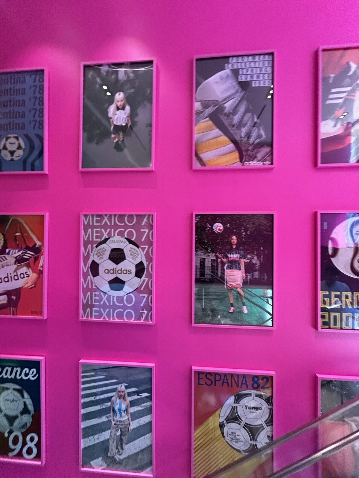 The Cornerの壁に並ぶ各国サッカー関連の展示
