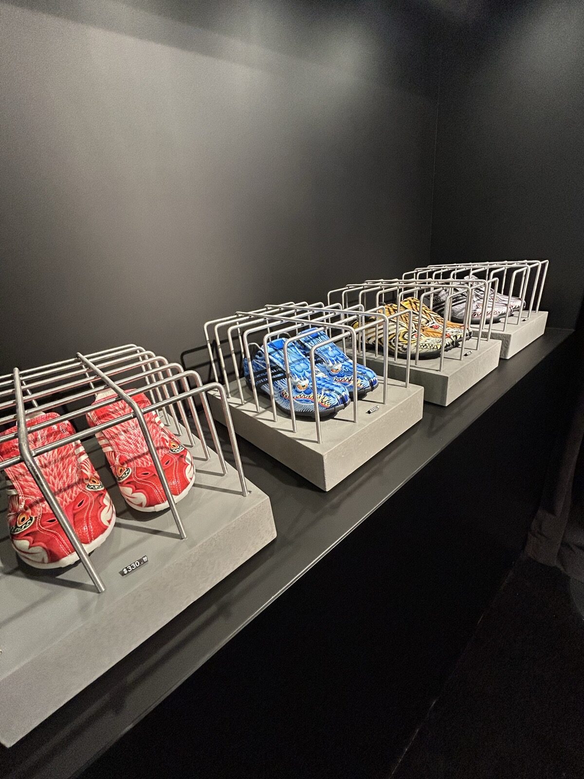 The CornerのAdidas World Cupポップアップに並ぶサッカースニーカー