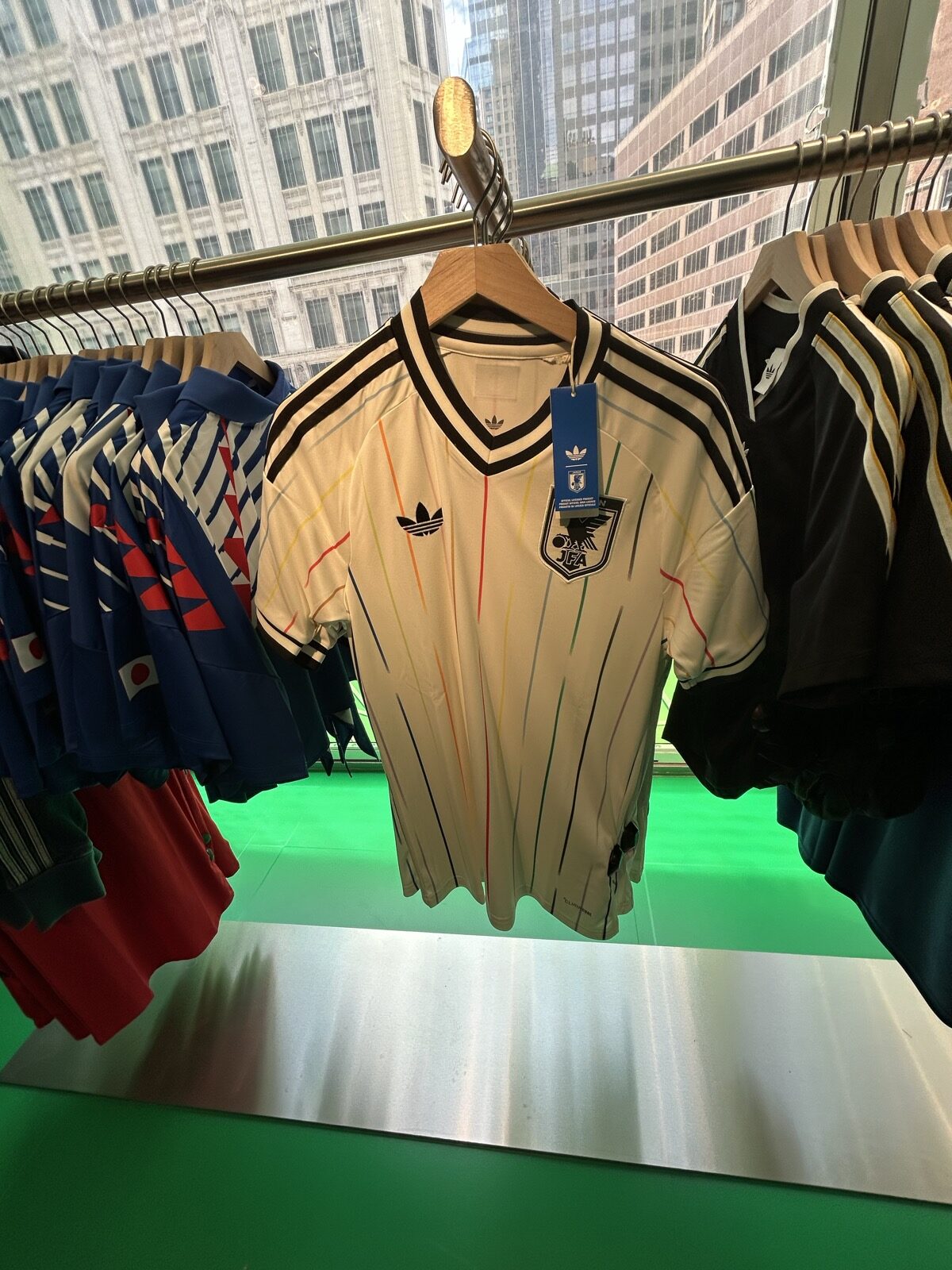 The Cornerのラックに並ぶ各国サッカーユニフォーム
