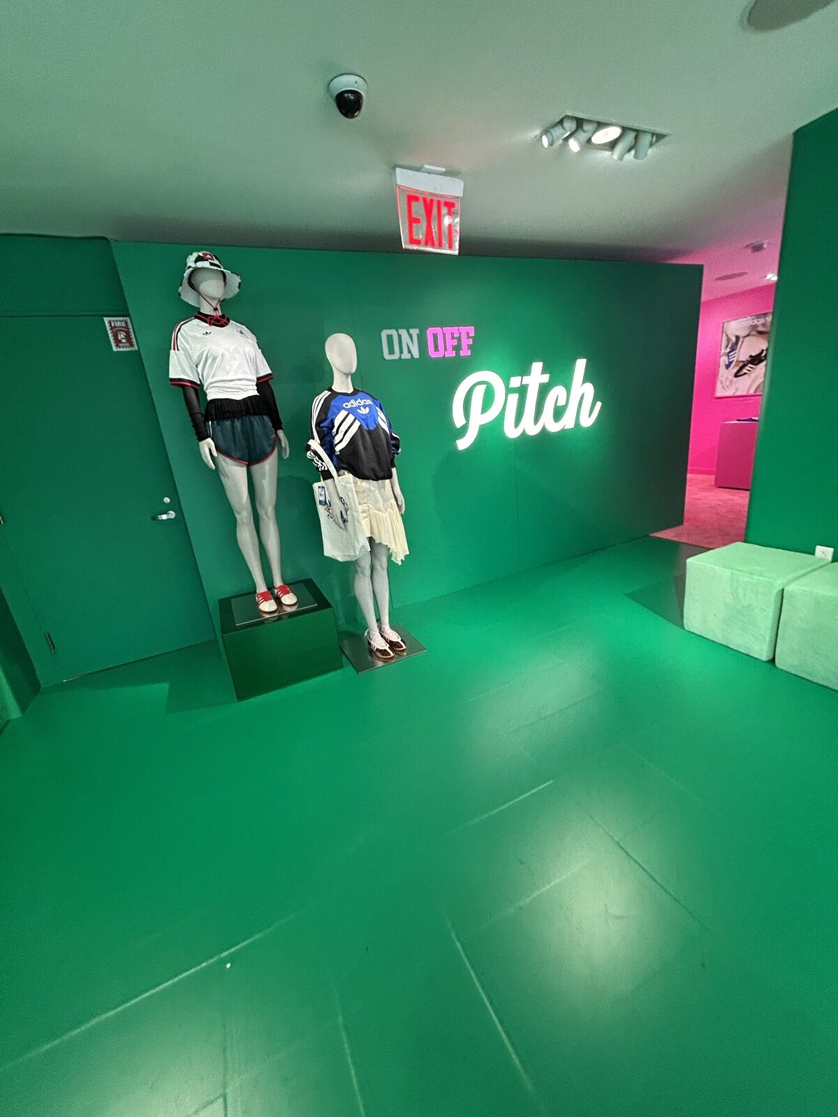 The CornerにあるOwn the Pitchと書かれたフォトスポット