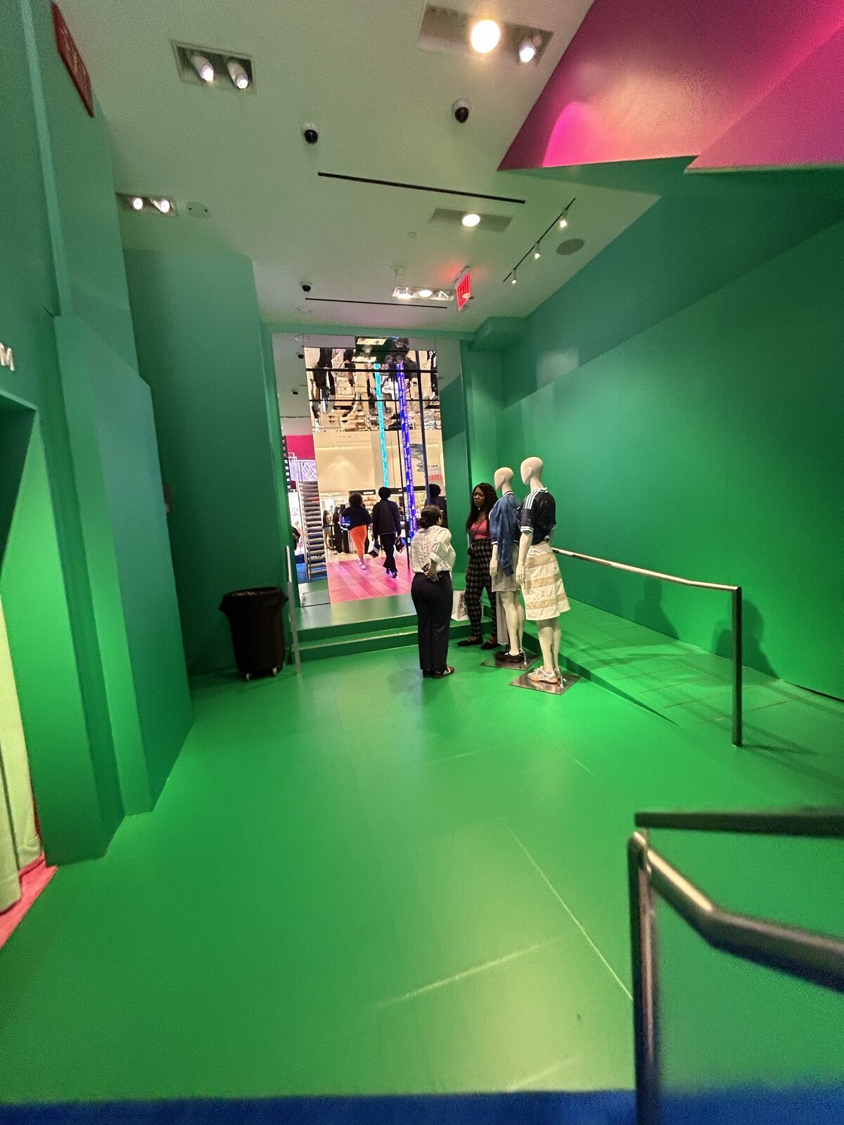The CornerのAdidas World Cupポップアップへ続く緑色の通路