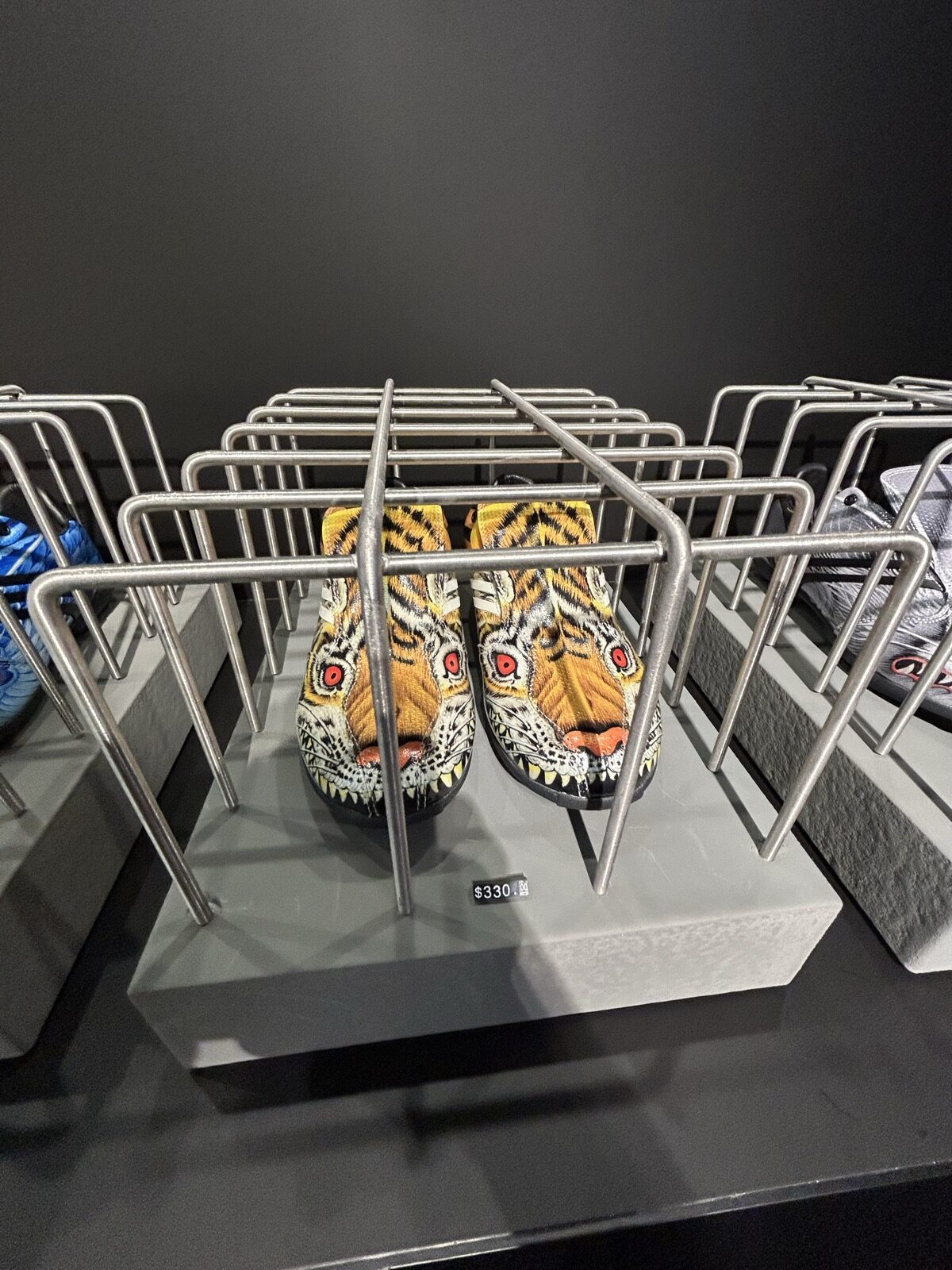 The CornerのAdidas World Cupポップアップに展示されたサッカーシューズ