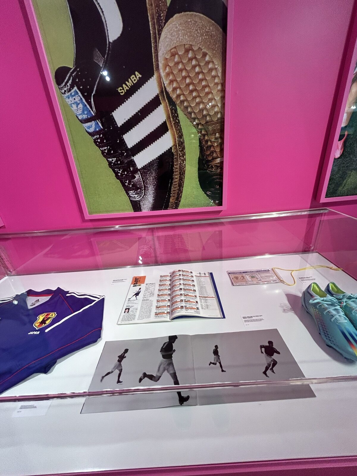 The Cornerのショーケースに並ぶ日本代表ユニフォームやサッカー関連グッズ