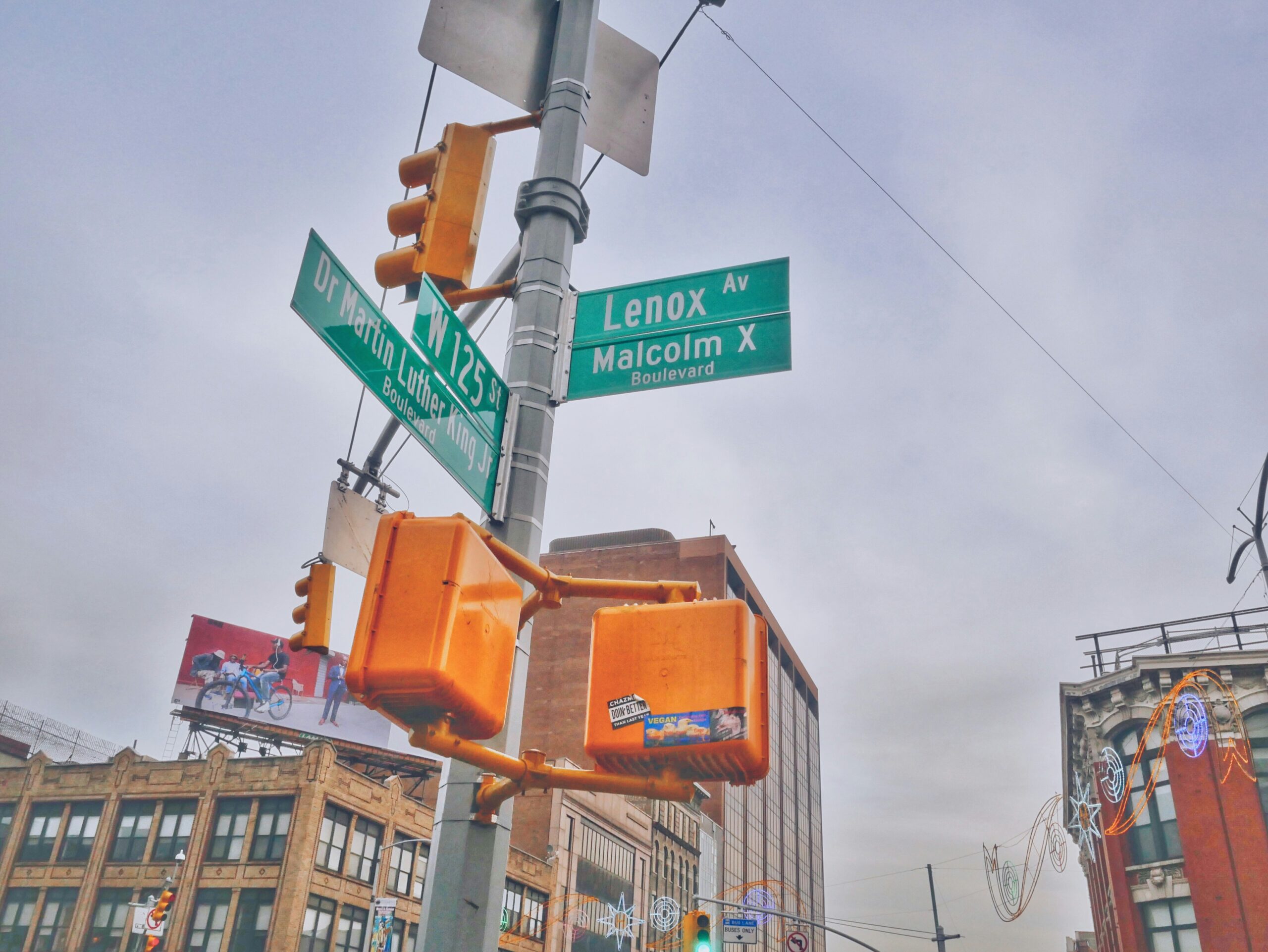 Harlemの通りを示す標識と街並み
