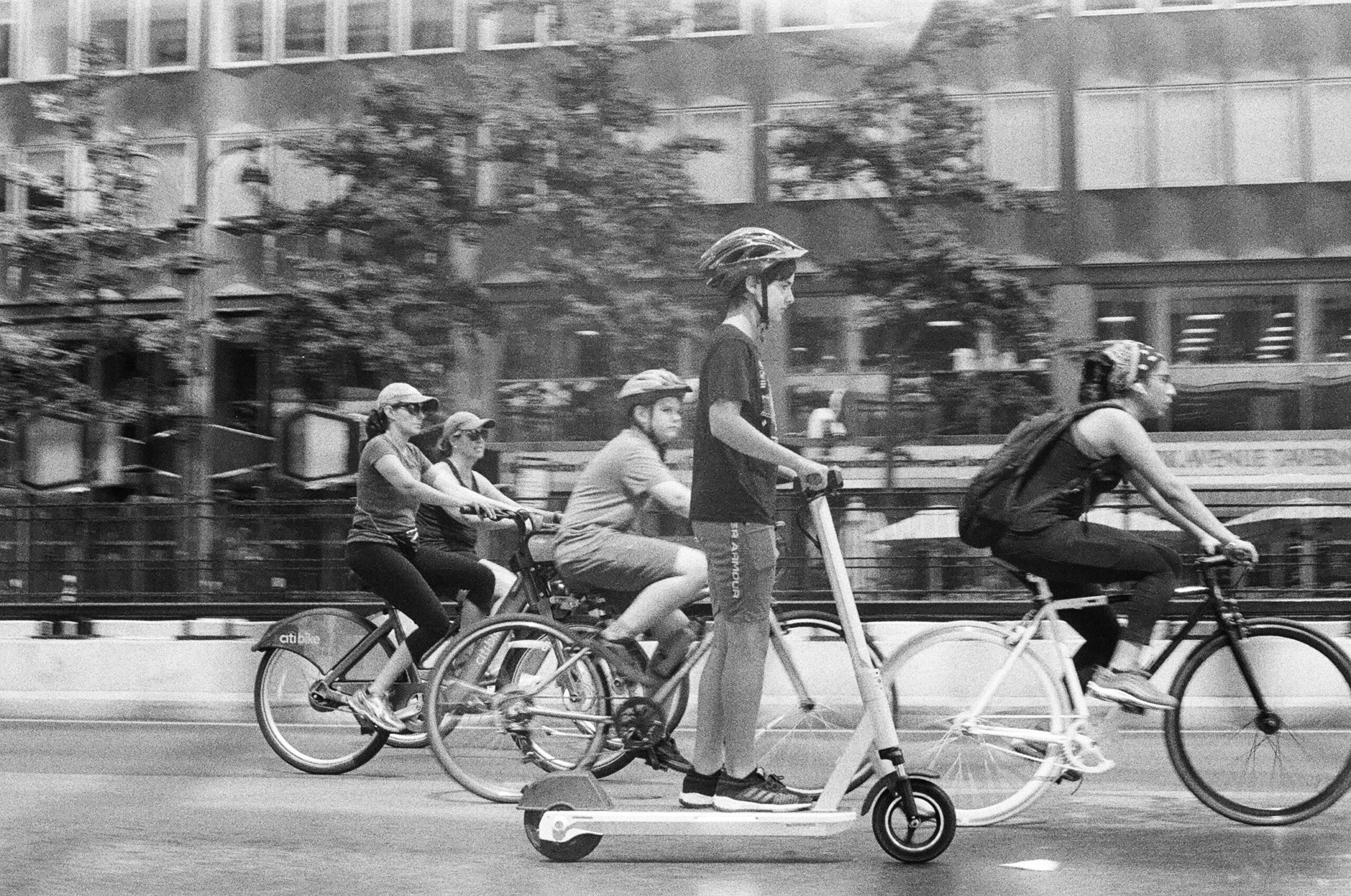 Summer Streetsで自転車や歩行者が車道を使う雰囲気