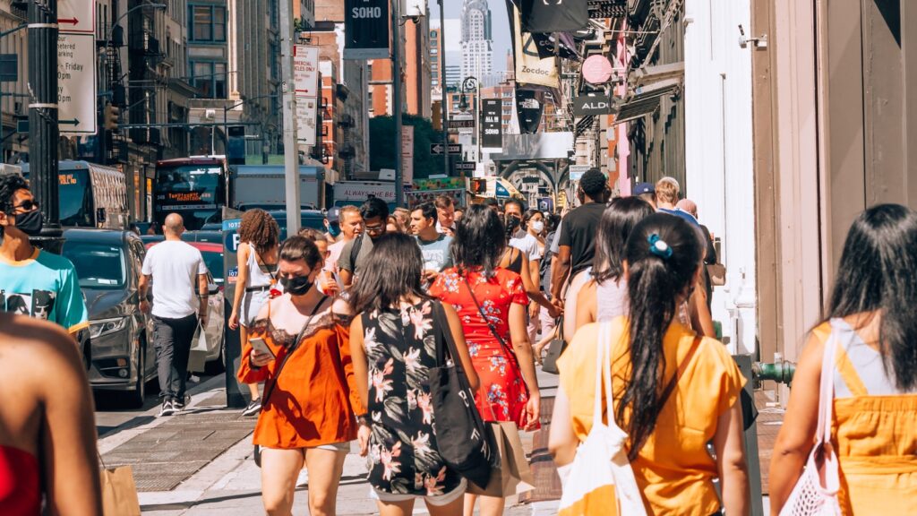 真夏の日差しが強いSOHOの通りとChrysler Building