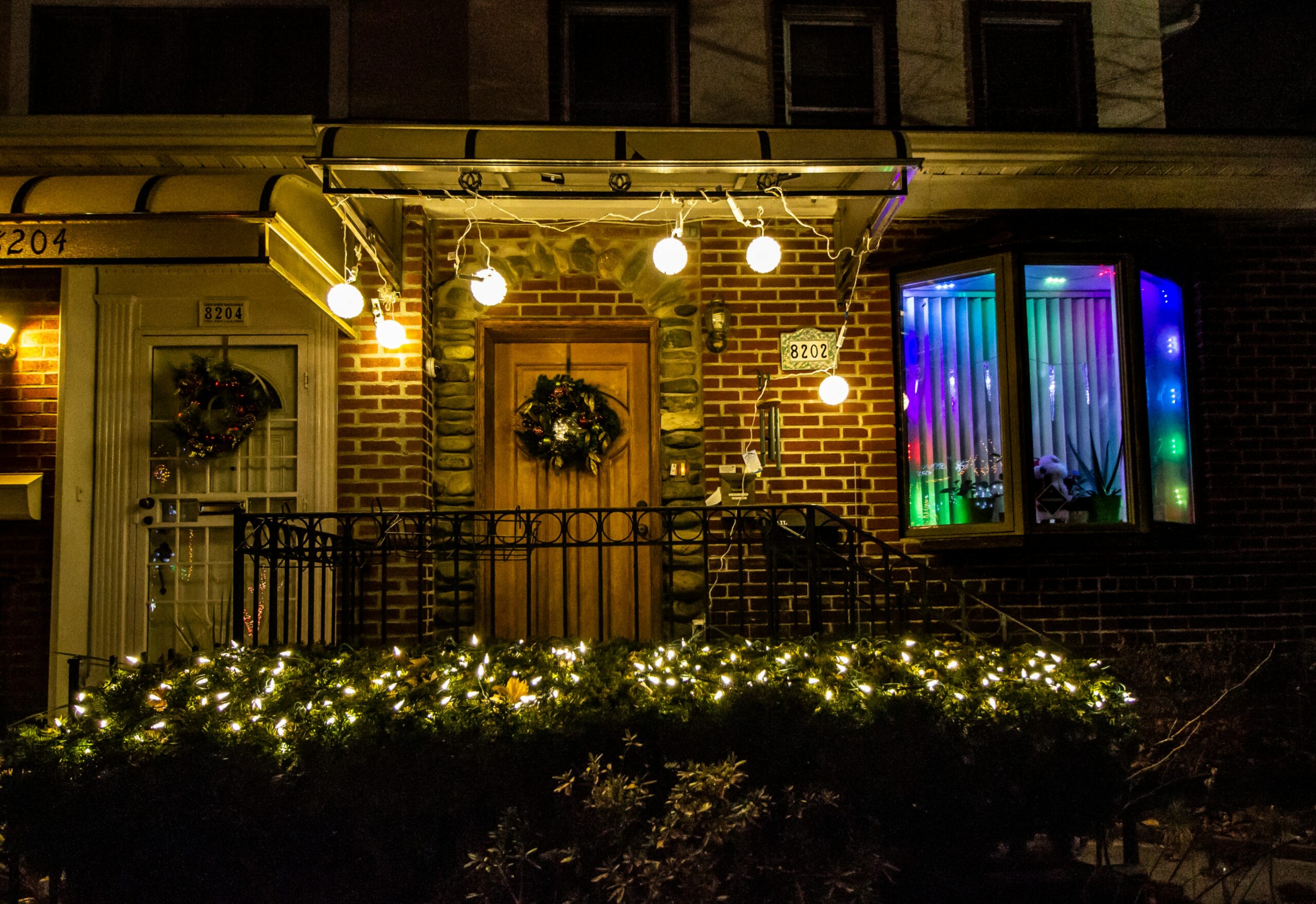 ニューヨークの住宅街で輝くクリスマスライト