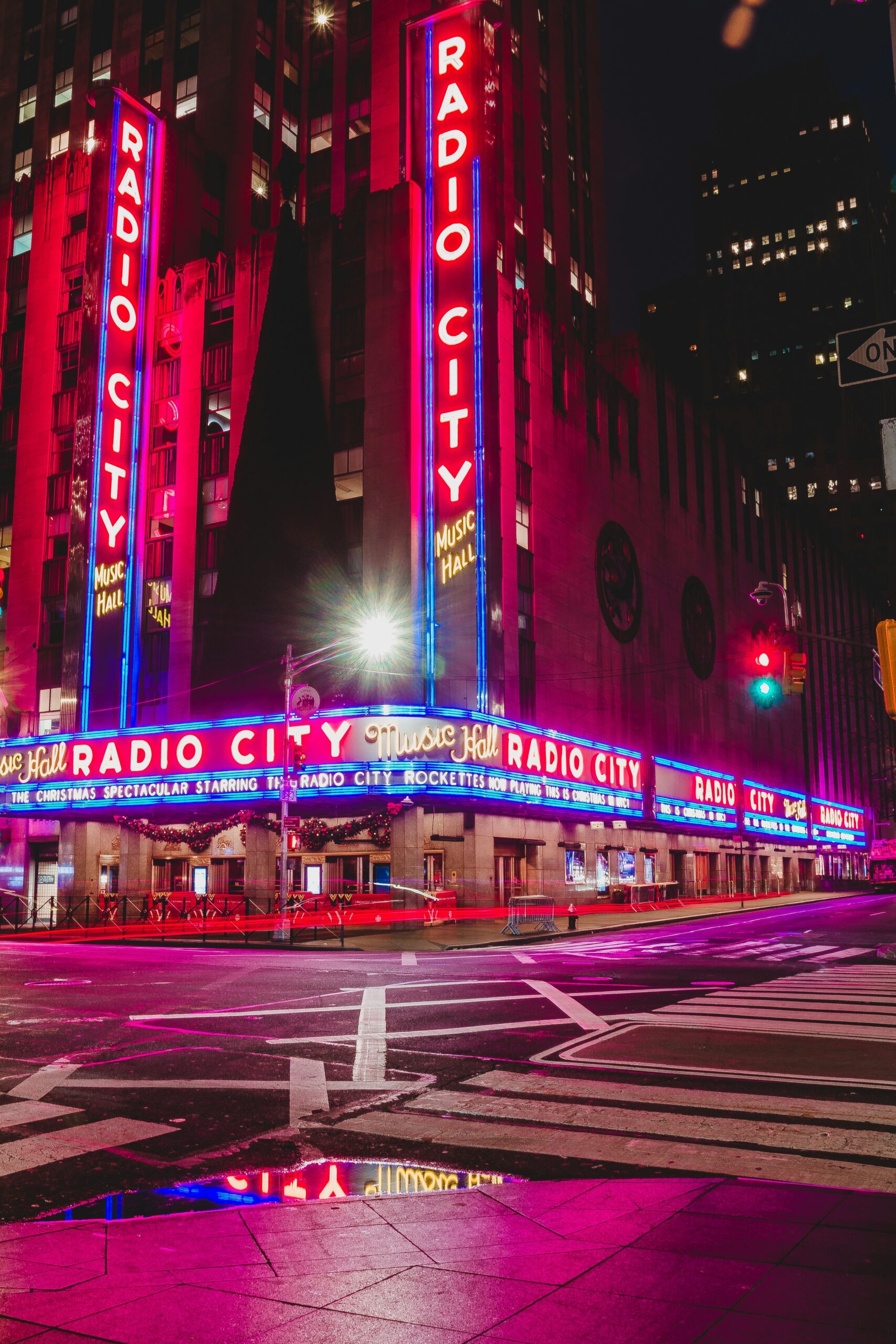 Radio City Music Hall周辺のホリデーシーズンの雰囲気