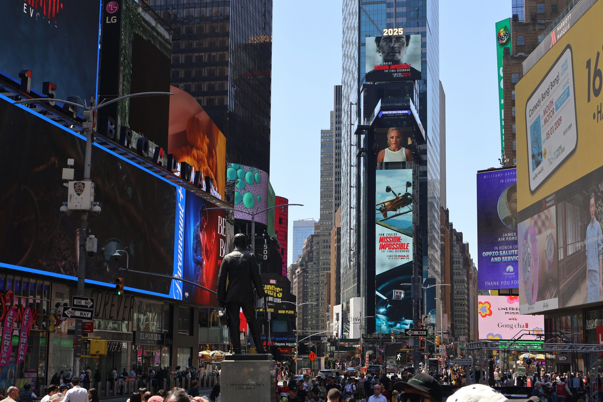 夜のTimes Squareと年末のにぎわい