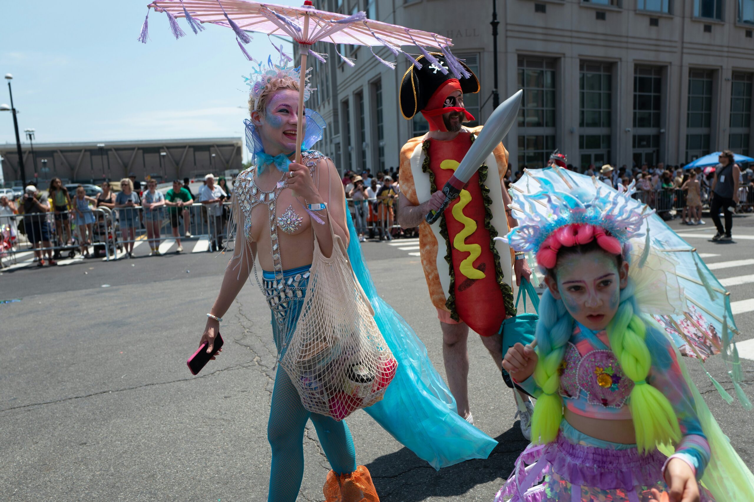 夏のConey Islandの遊園地と海辺の雰囲気