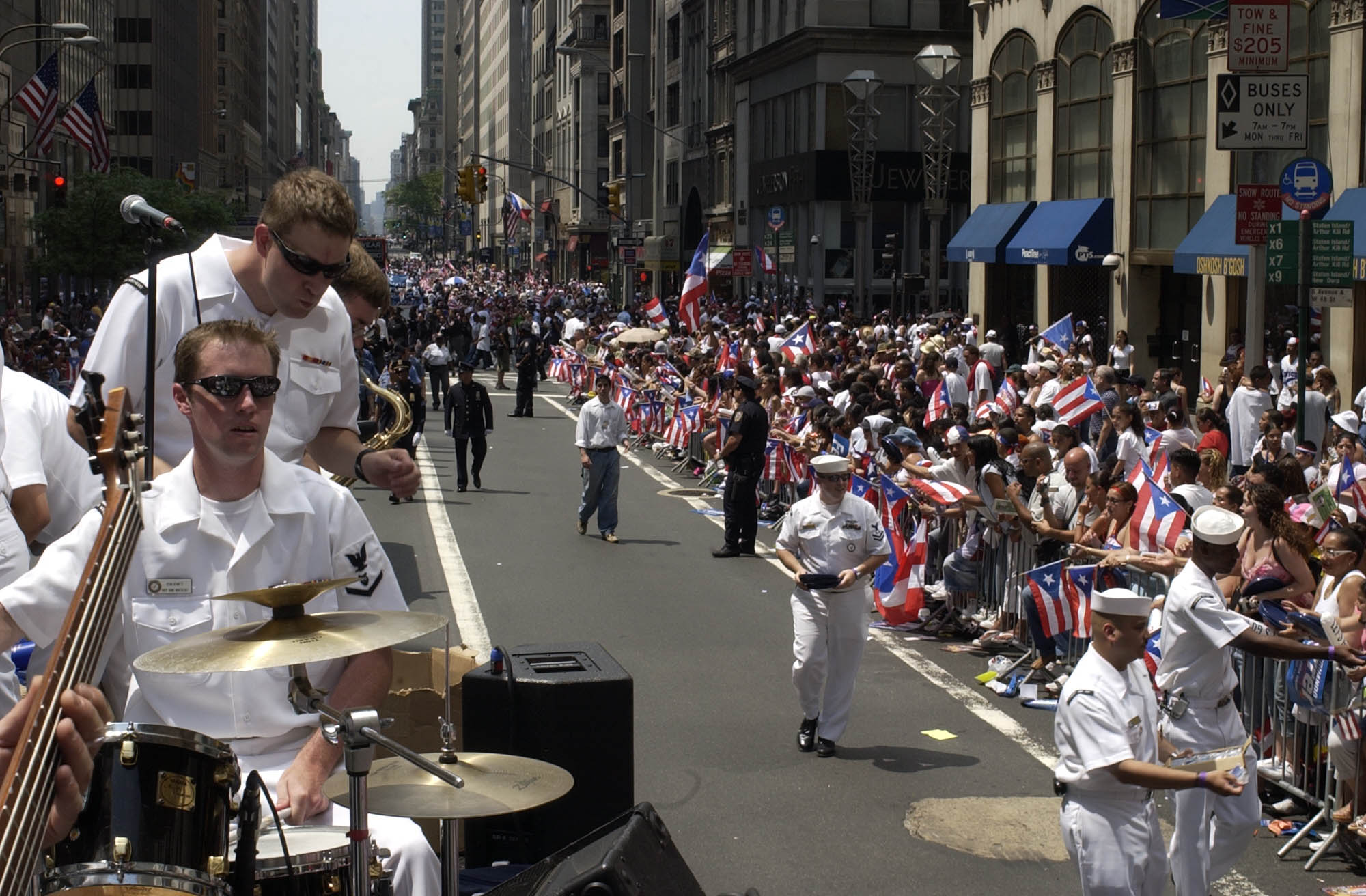 Fifth Avenueで行われるNational Puerto Rican Day Paradeのにぎわい