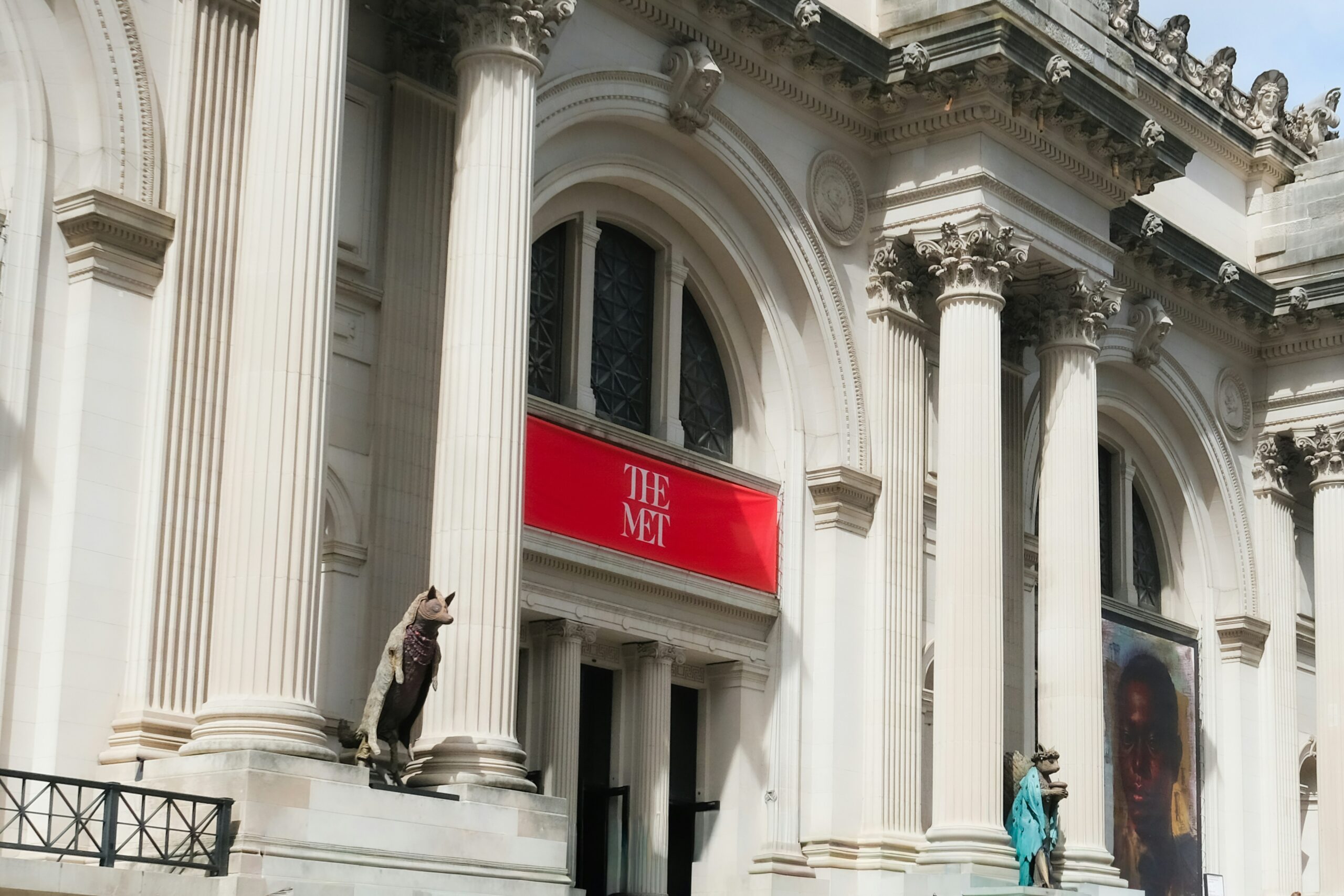 ニューヨークのアート展示を見て歩くイメージ