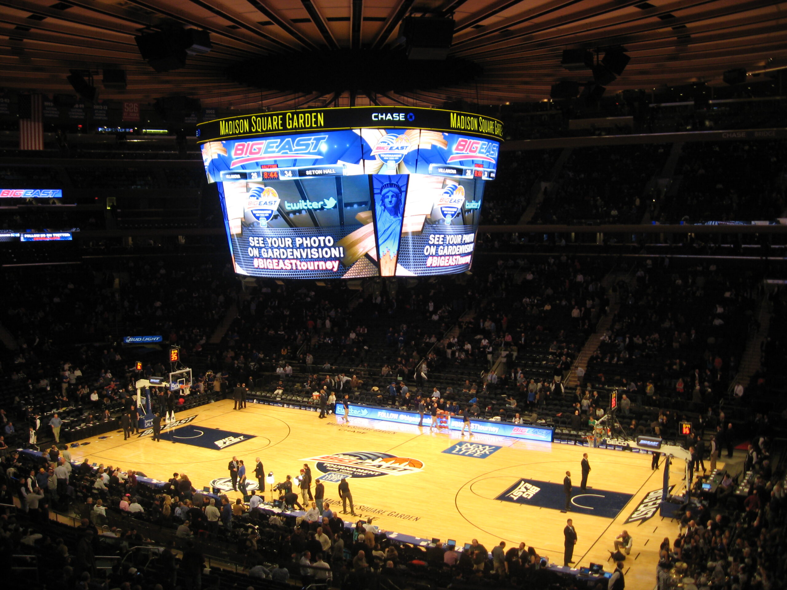 Madison Square Gardenで行われる大学バスケットボールの試合風景