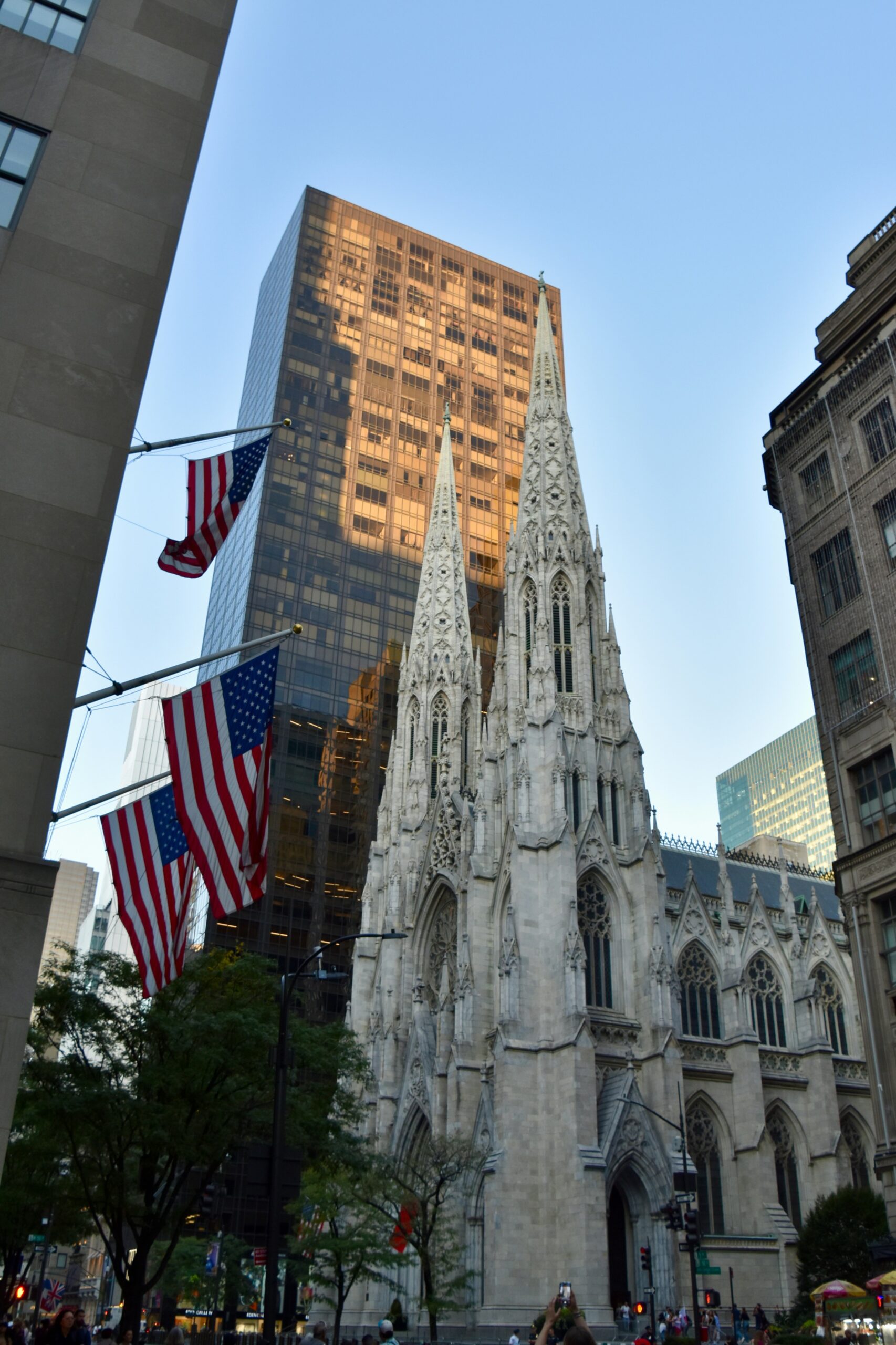 5番街にあるSt. Patrick's Cathedralとアメリカ国旗