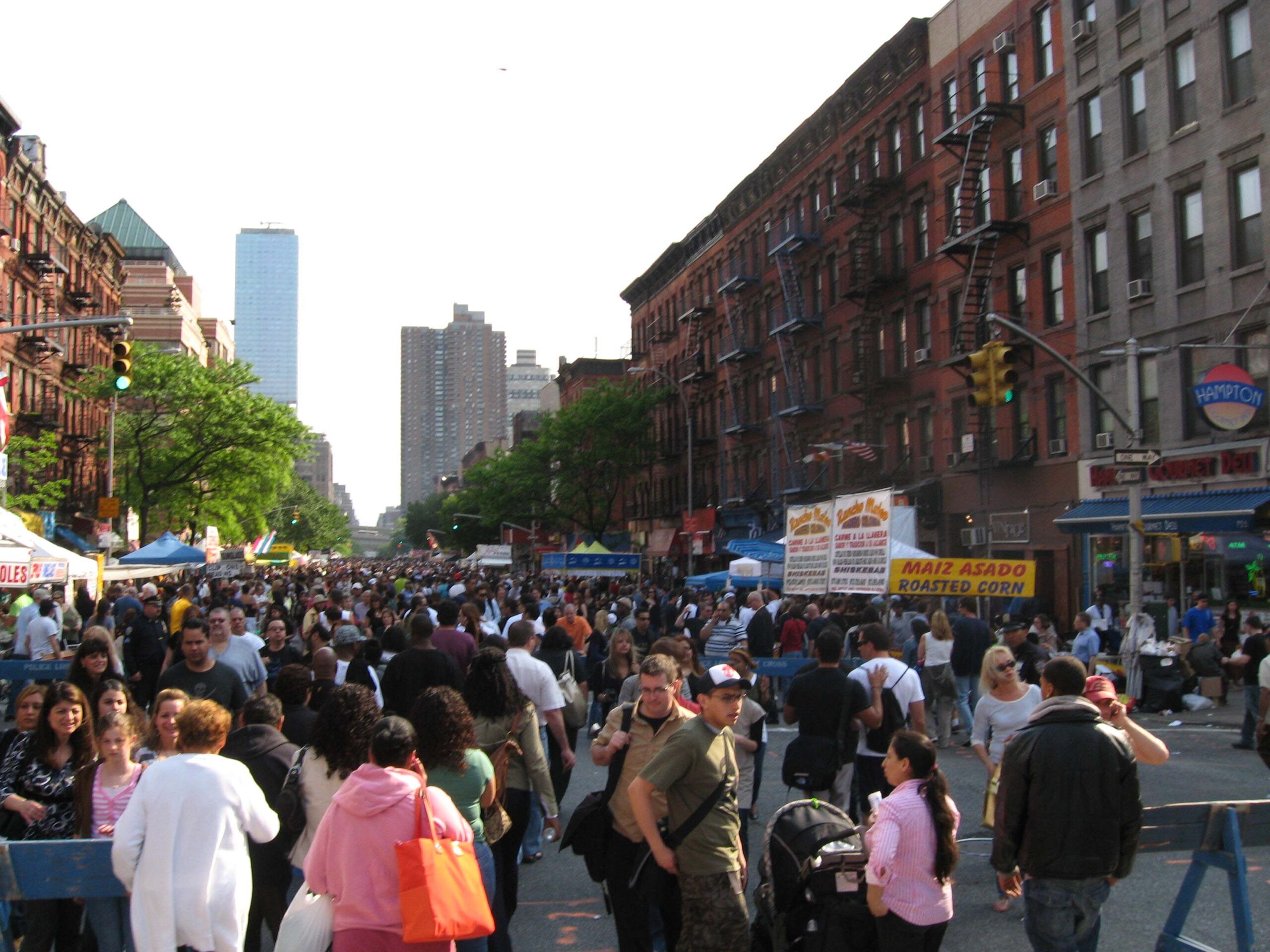 Ninth Avenue International Food Festivalの屋台と人通り