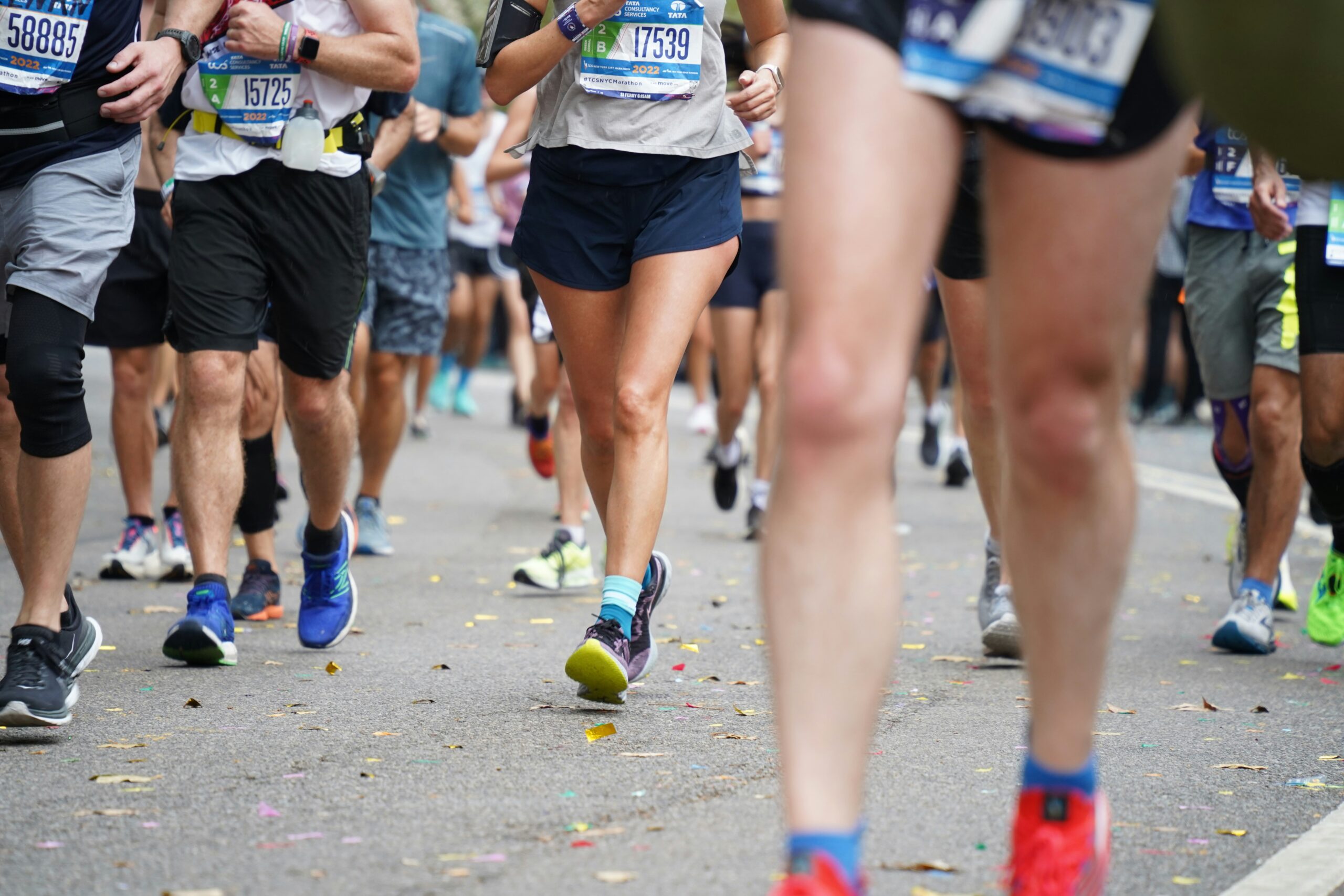 Central Park周辺を走るNew York City Marathonのランナー