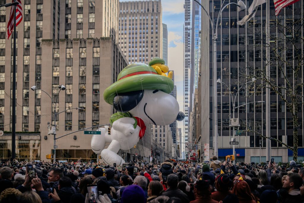 ニューヨークのThanksgiving Paradeで大きなバルーンが進む様子