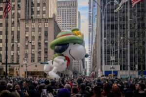 ニューヨークのThanksgiving Paradeで大きなバルーンが進む様子