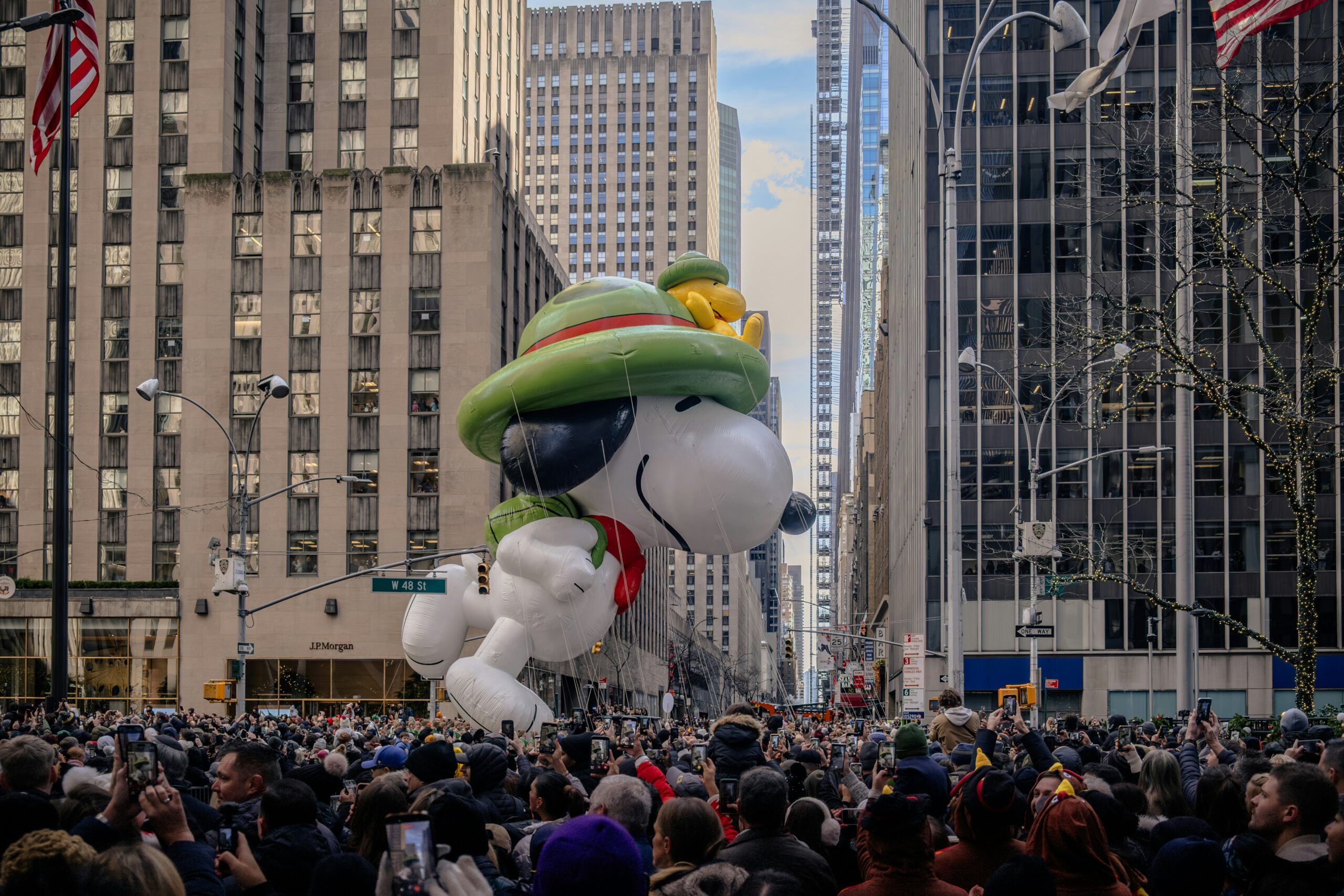 ニューヨークのThanksgiving Paradeで大きなバルーンが進む様子