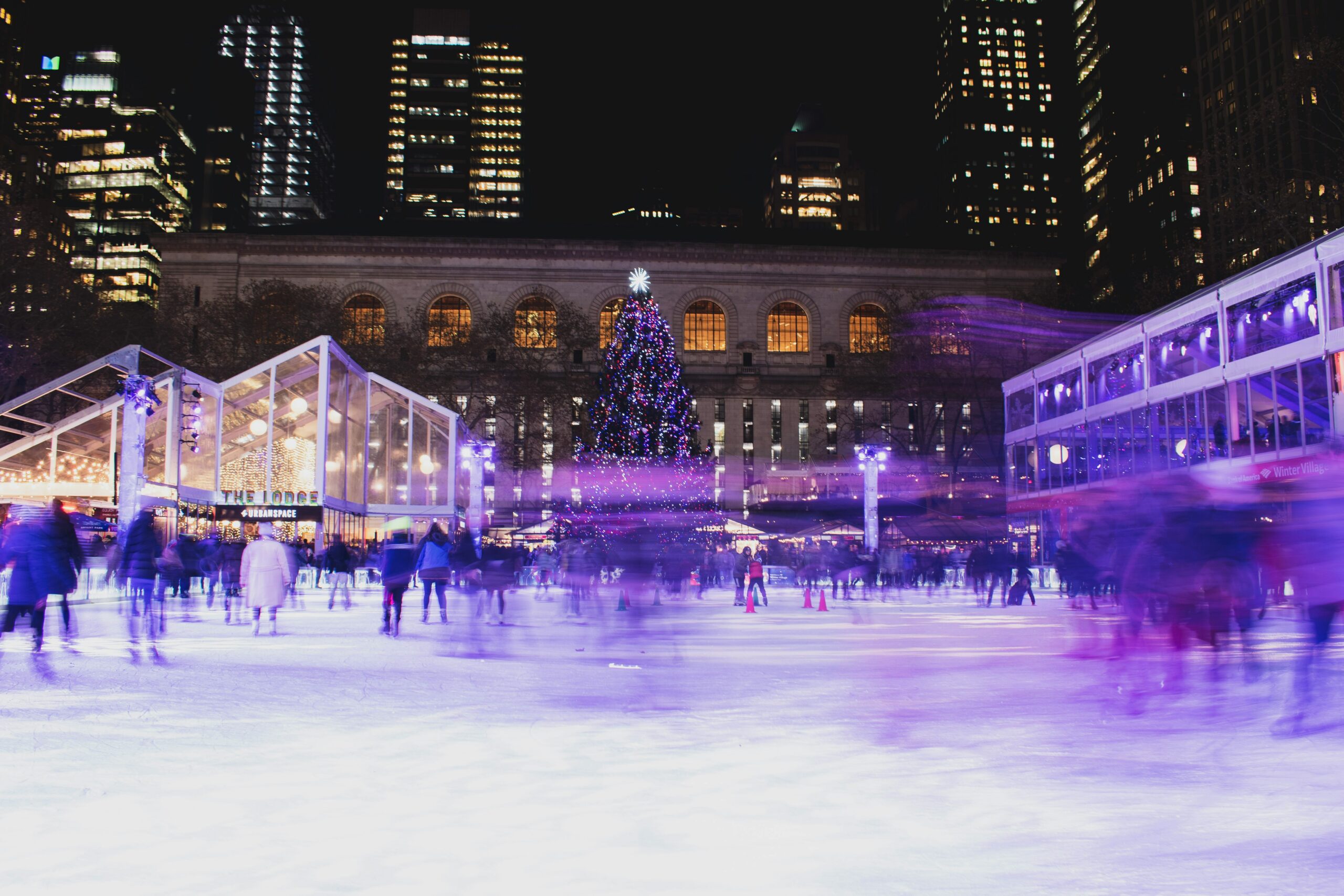 夜のBryant Parkでスケートを楽しむ人たち