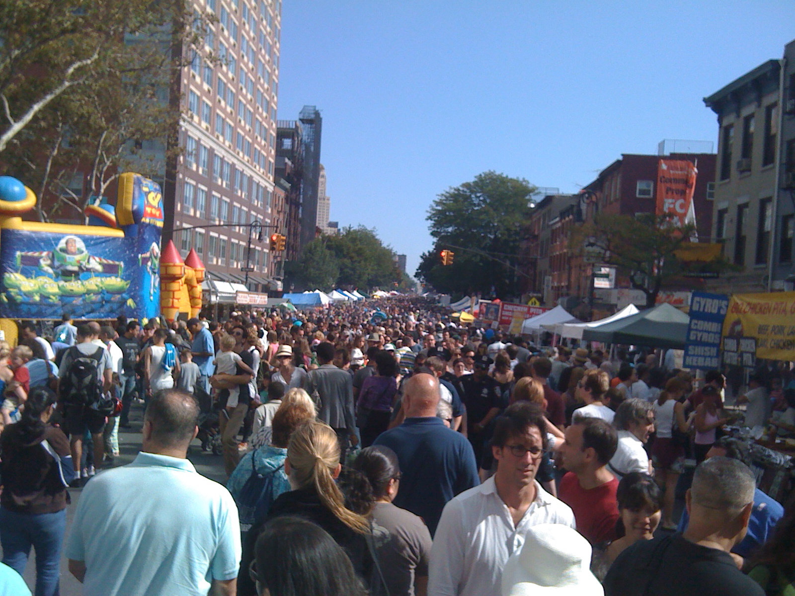 BrooklynのAtlantic Anticでにぎわう通り