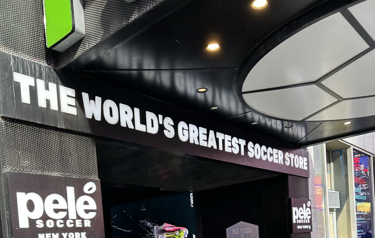 Pelé Soccer Times Square入口の世界最大級サッカーショップ看板