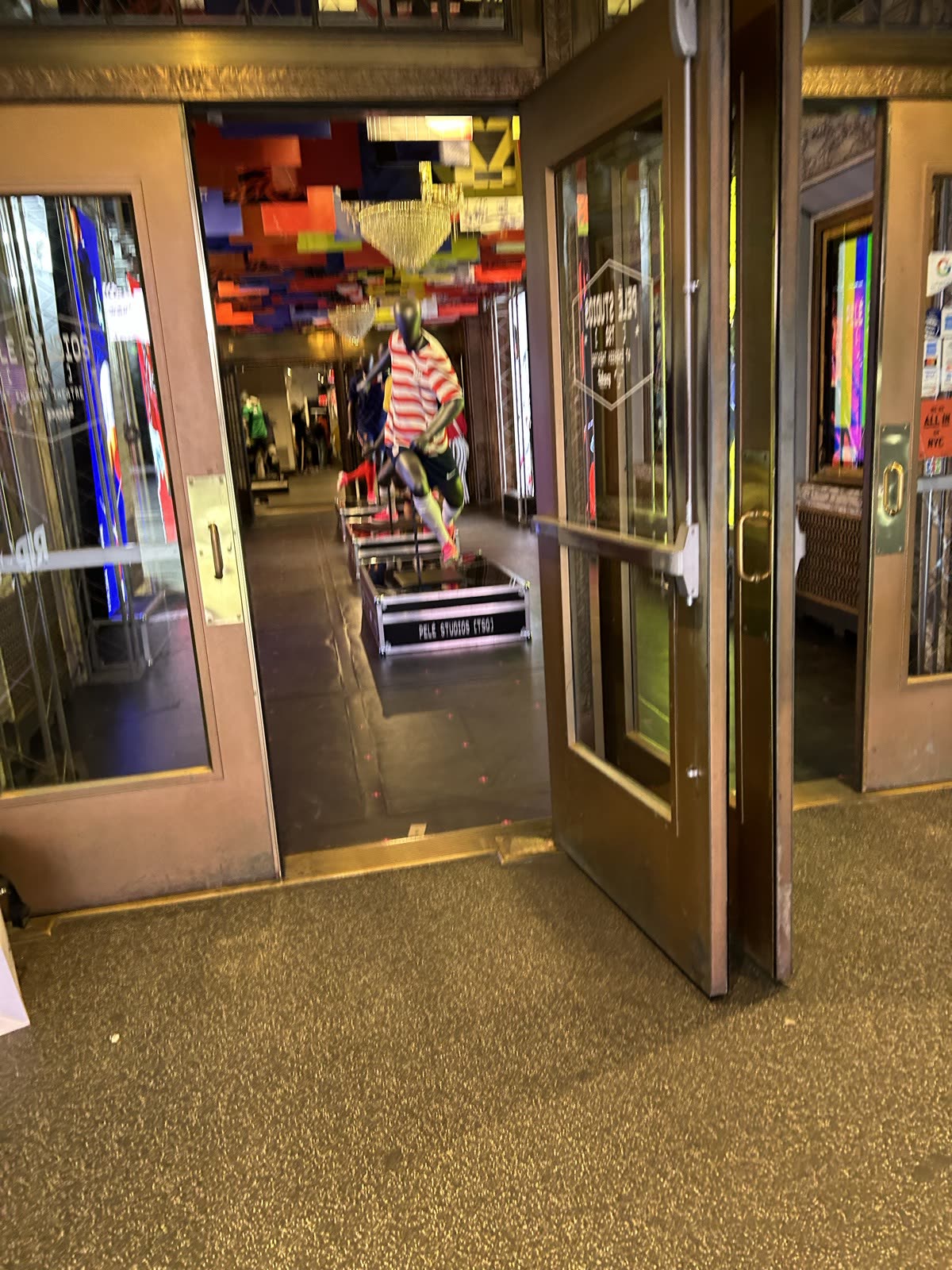 Pelé Soccer Times Squareの入口通路と店内ディスプレイ