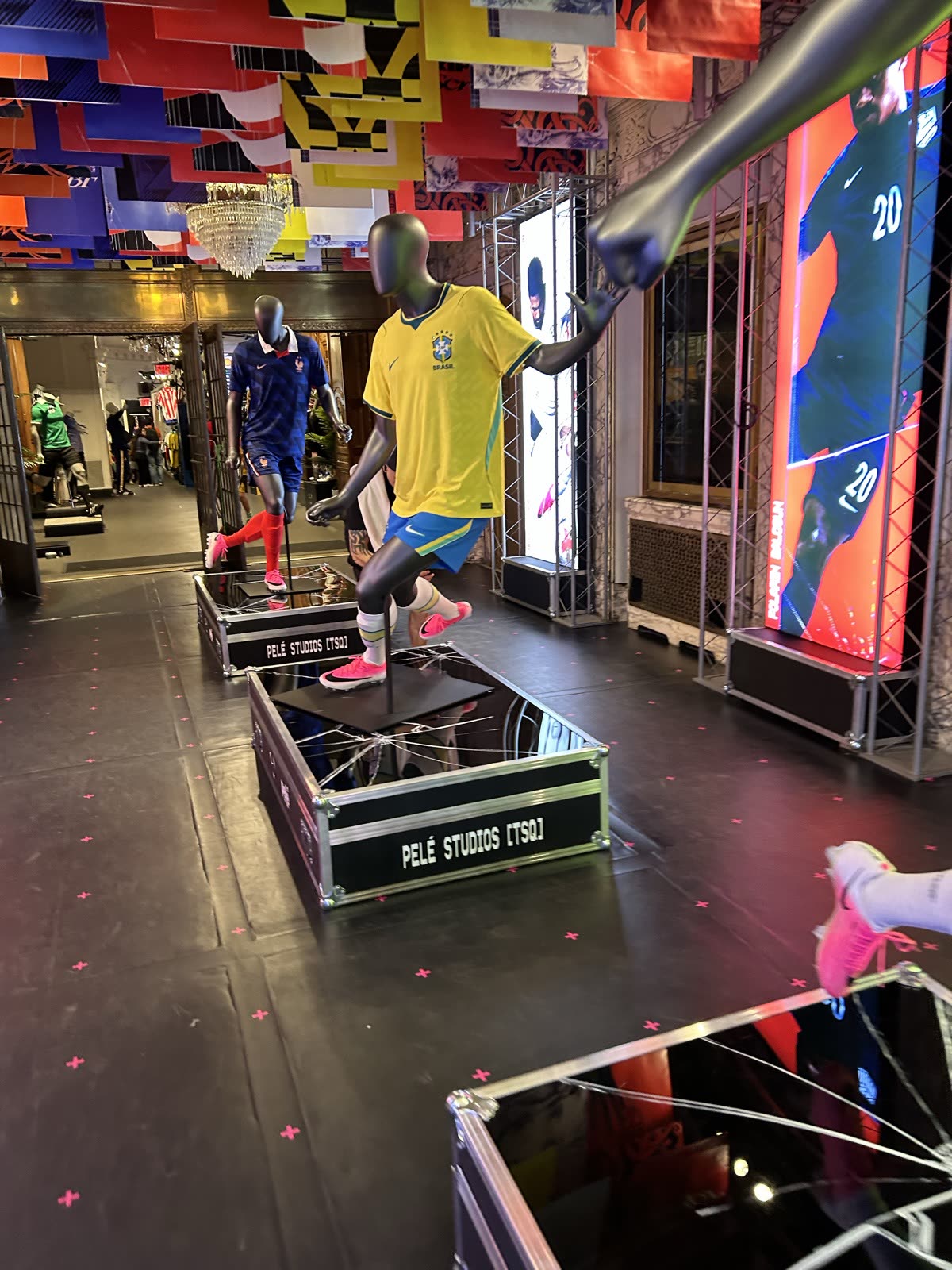 Pelé Soccer Times Squareのブラジル代表風ユニフォーム展示