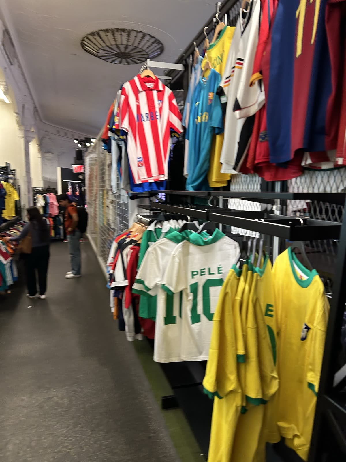 Pelé Soccer Times Squareに並ぶ各国代表ユニフォーム
