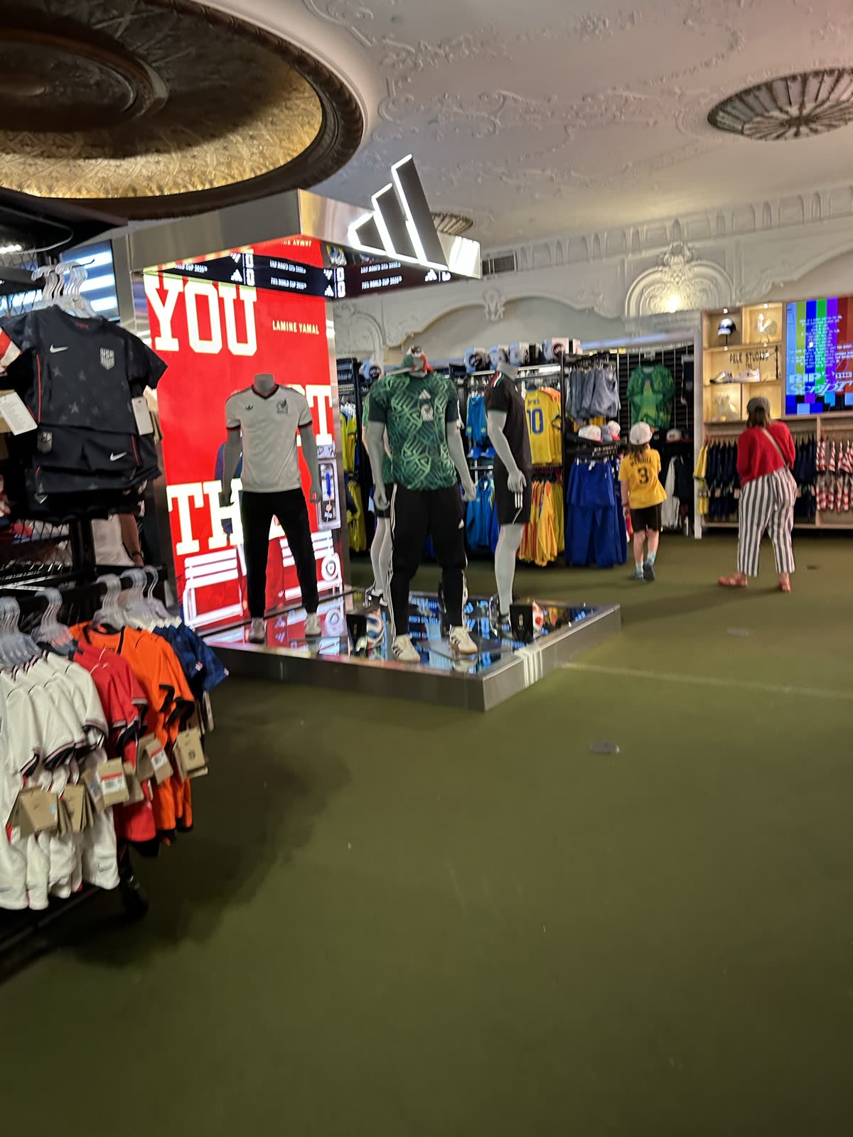 Pelé Soccer Times Squareの広い店内とユニフォーム売り場