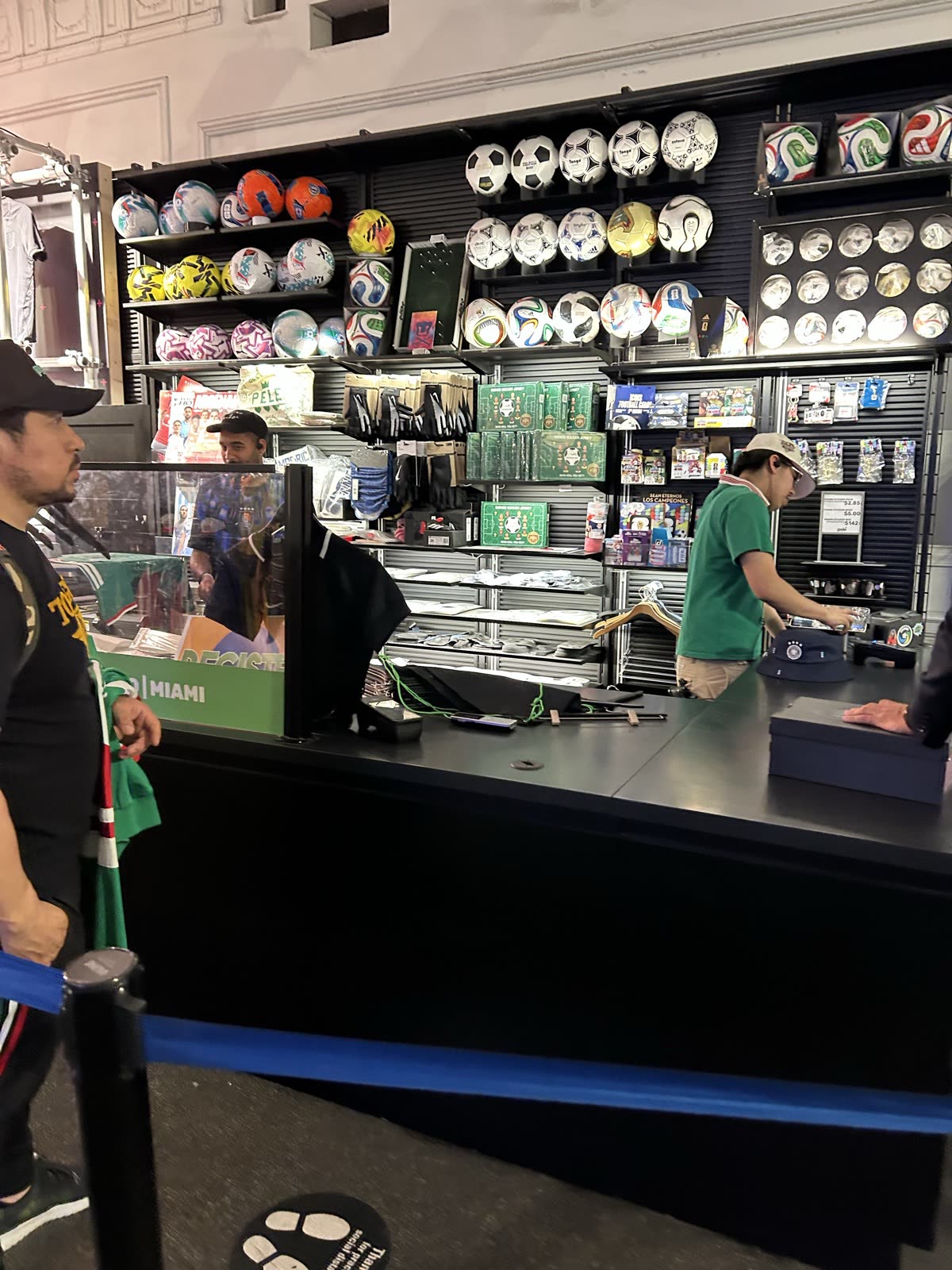 Pelé Soccer Times Squareのサッカーボールとカウンター周辺