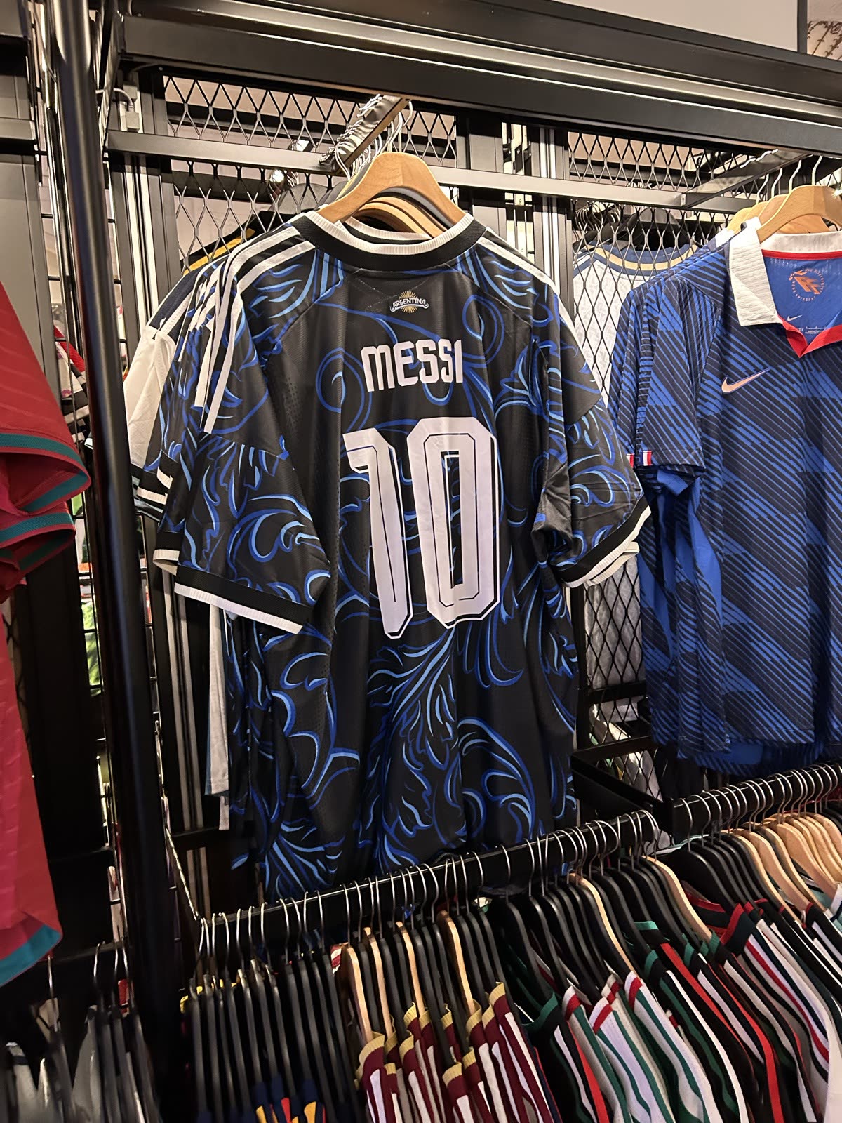 Pelé Soccer Times Squareに並ぶメッシのユニフォーム