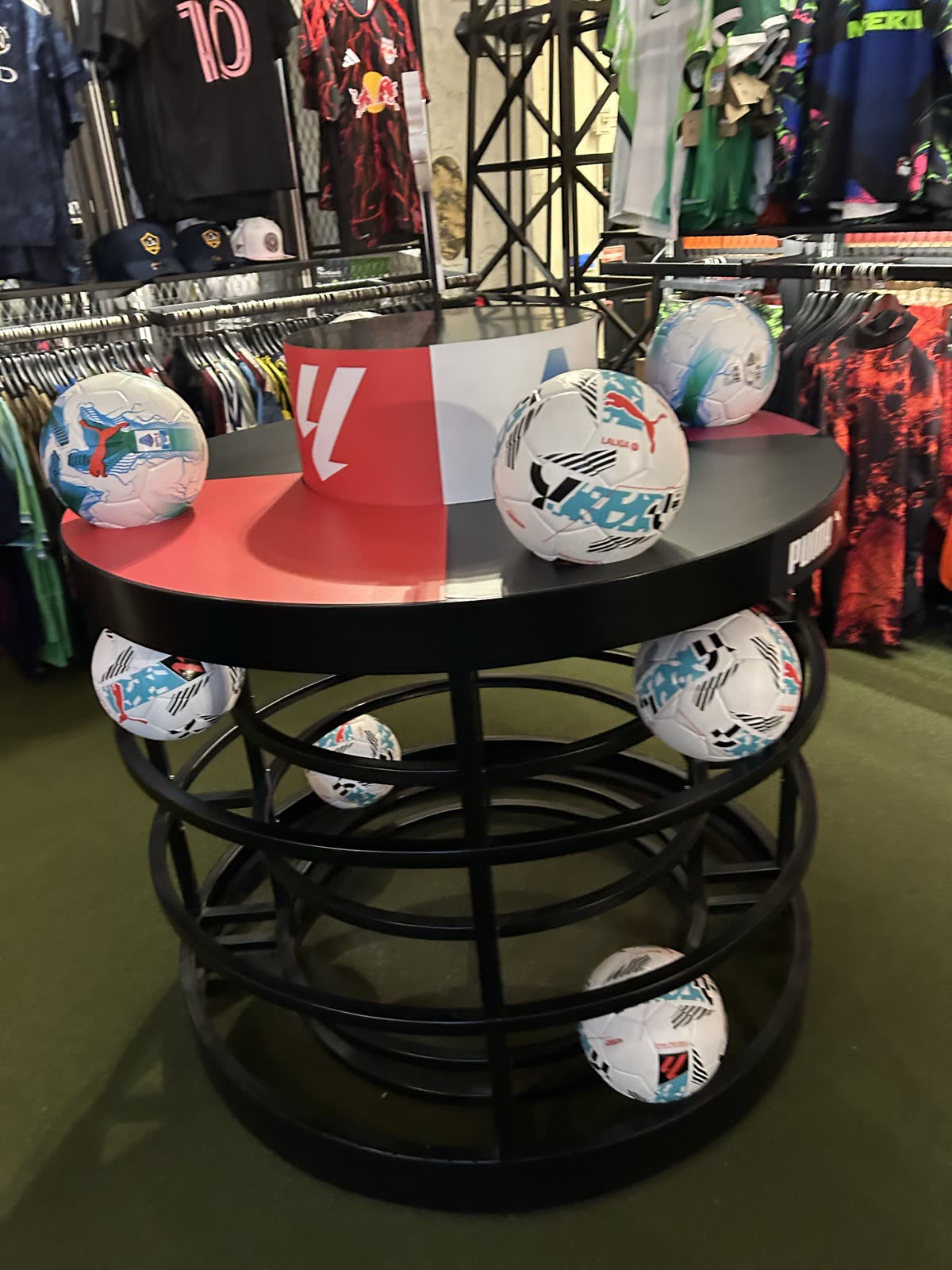 Pelé Soccer Times Squareに並ぶサッカーボール展示
