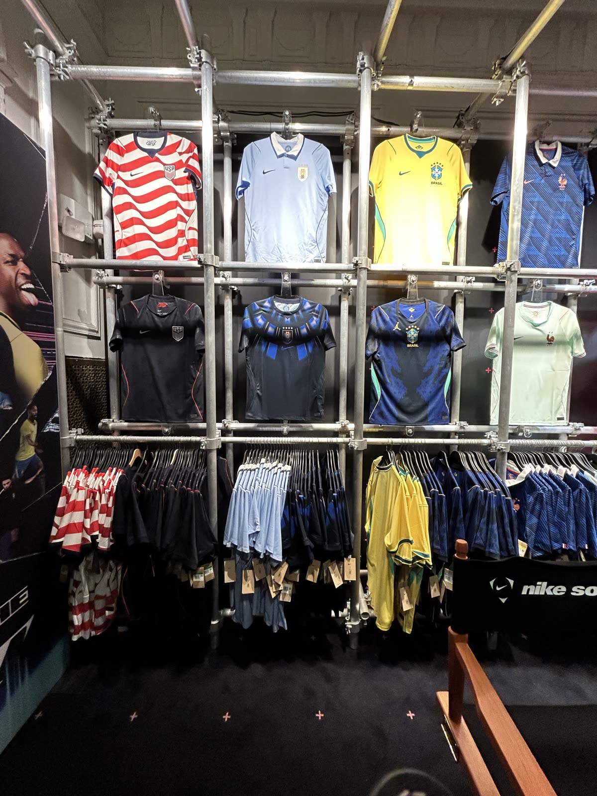 Pelé Soccer Times Squareの国別ユニフォームが並ぶ壁面