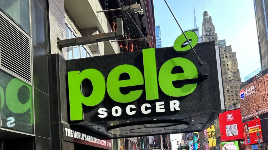 タイムズスクエアのPelé Soccer外観看板