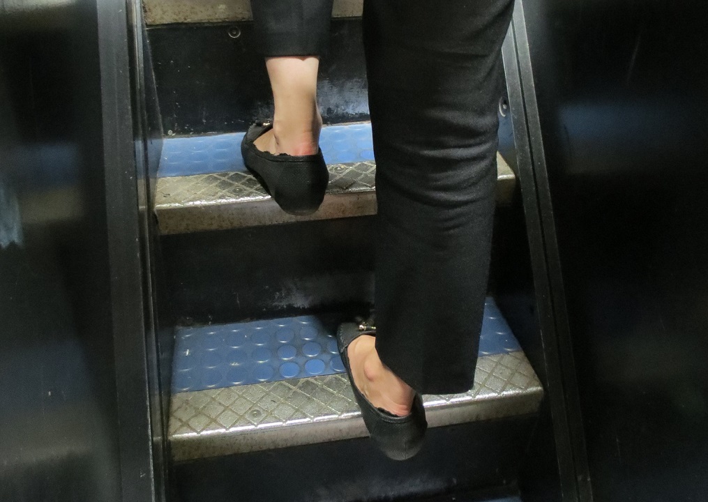 王冠へ向かう階段の幅を足元で示した写真