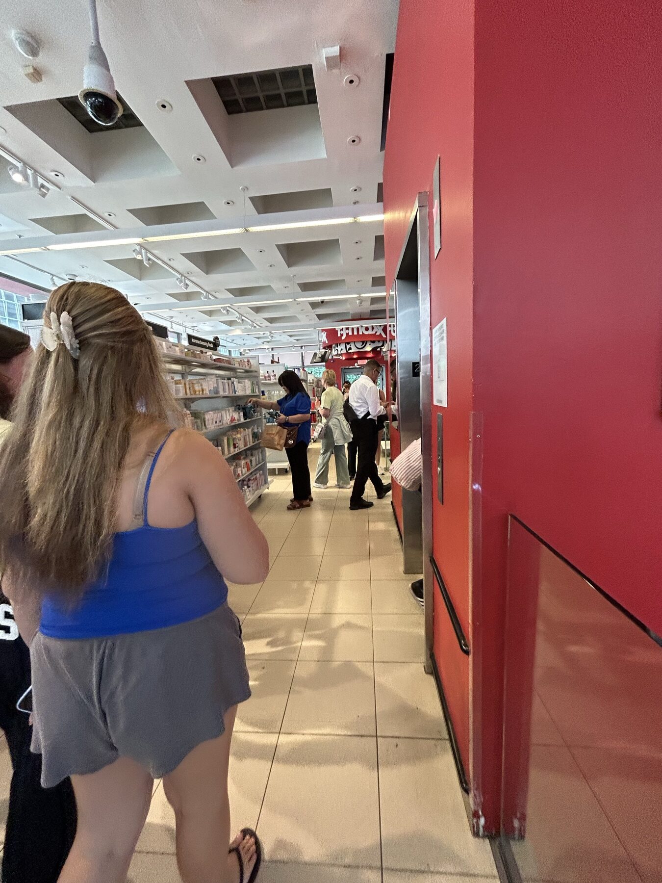 T.J. Maxx 59丁目店で地下売り場へ降りる階段と赤い壁