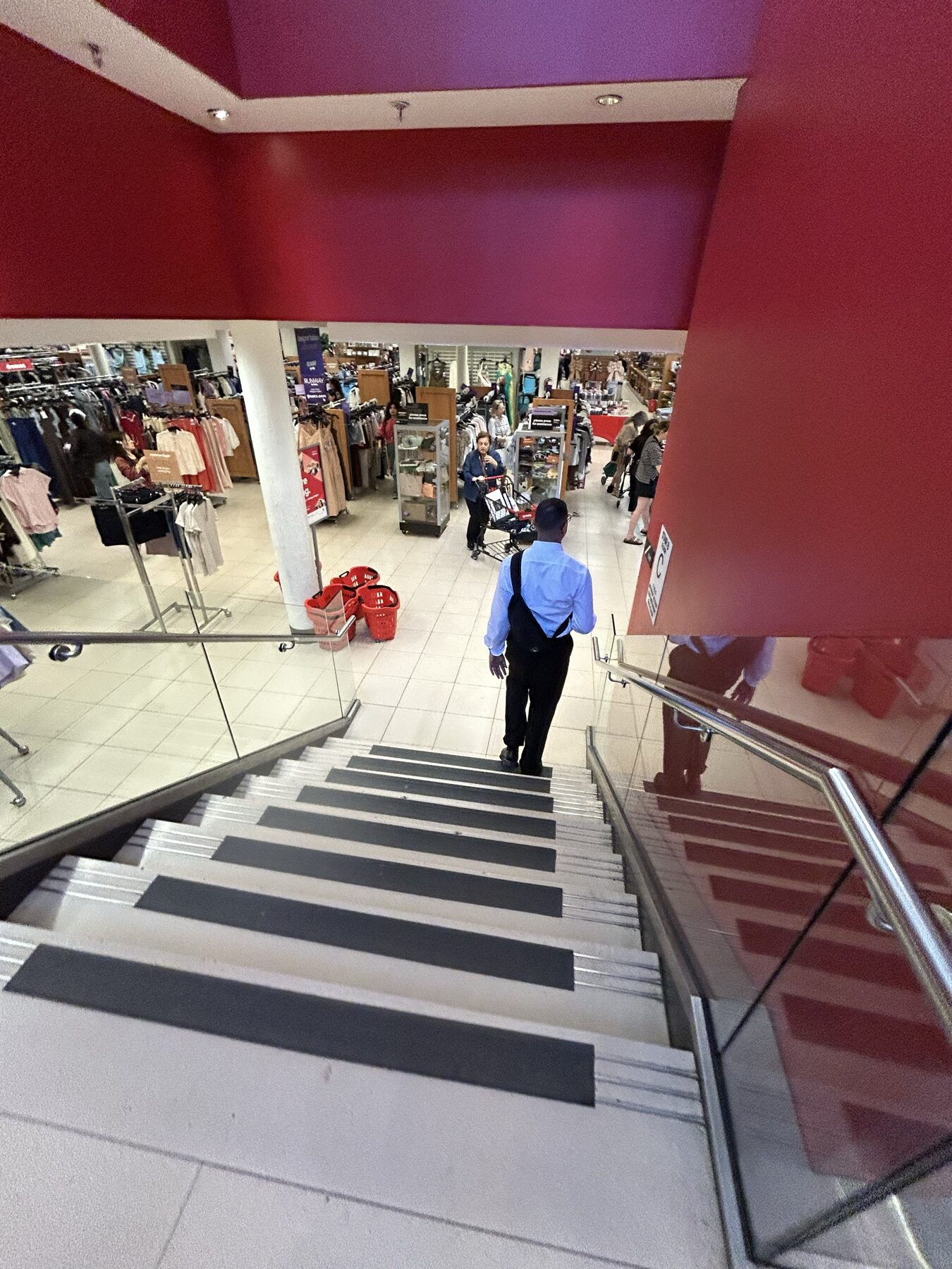 T.J. Maxx 59丁目店の地下売り場を上から見下ろした様子
